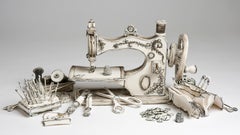 Stitched Up: surreale Pop-Skulptur-Installation aus schwarz-weißer Porzellan-Keramik