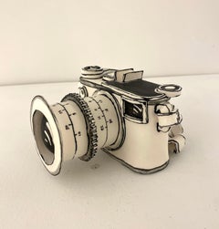 The Original Camera, scultura in porcellana realizzata a mano in bianco e nero
