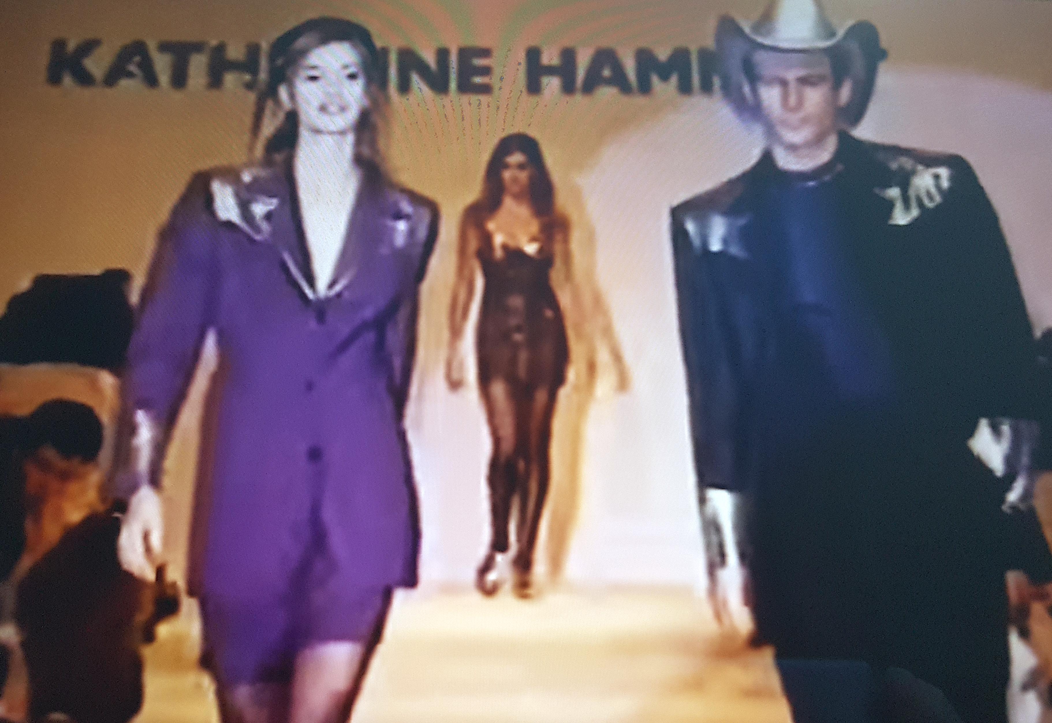 Für die Frühjahr/Sommer-Kollektion 1991 ihrer gleichnamigen Londoner Marke präsentierte Katharine Hamnett bei ihrer Modenschau diesen taillierten, verlängerten Jacken-Rock-Anzug als 