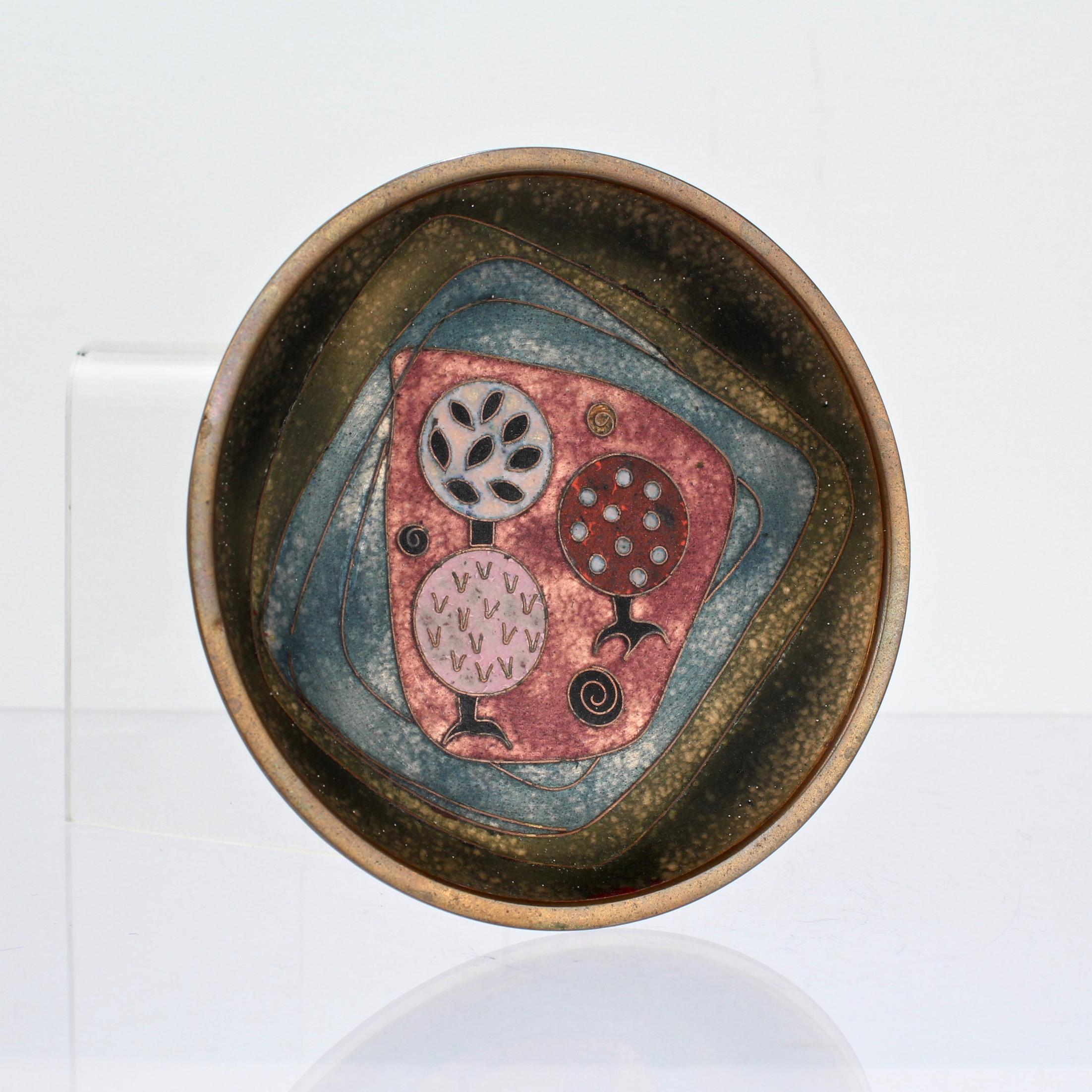 A wonderful, small enameled copper dish from the renowned enamelist and jewelry maker Käthe Ruckenbrod.

Käthe Ruckenbrod was Bauhaus trained and was one of the 20th century's important enamelists.

This dish is perfect for a table top or vanity as