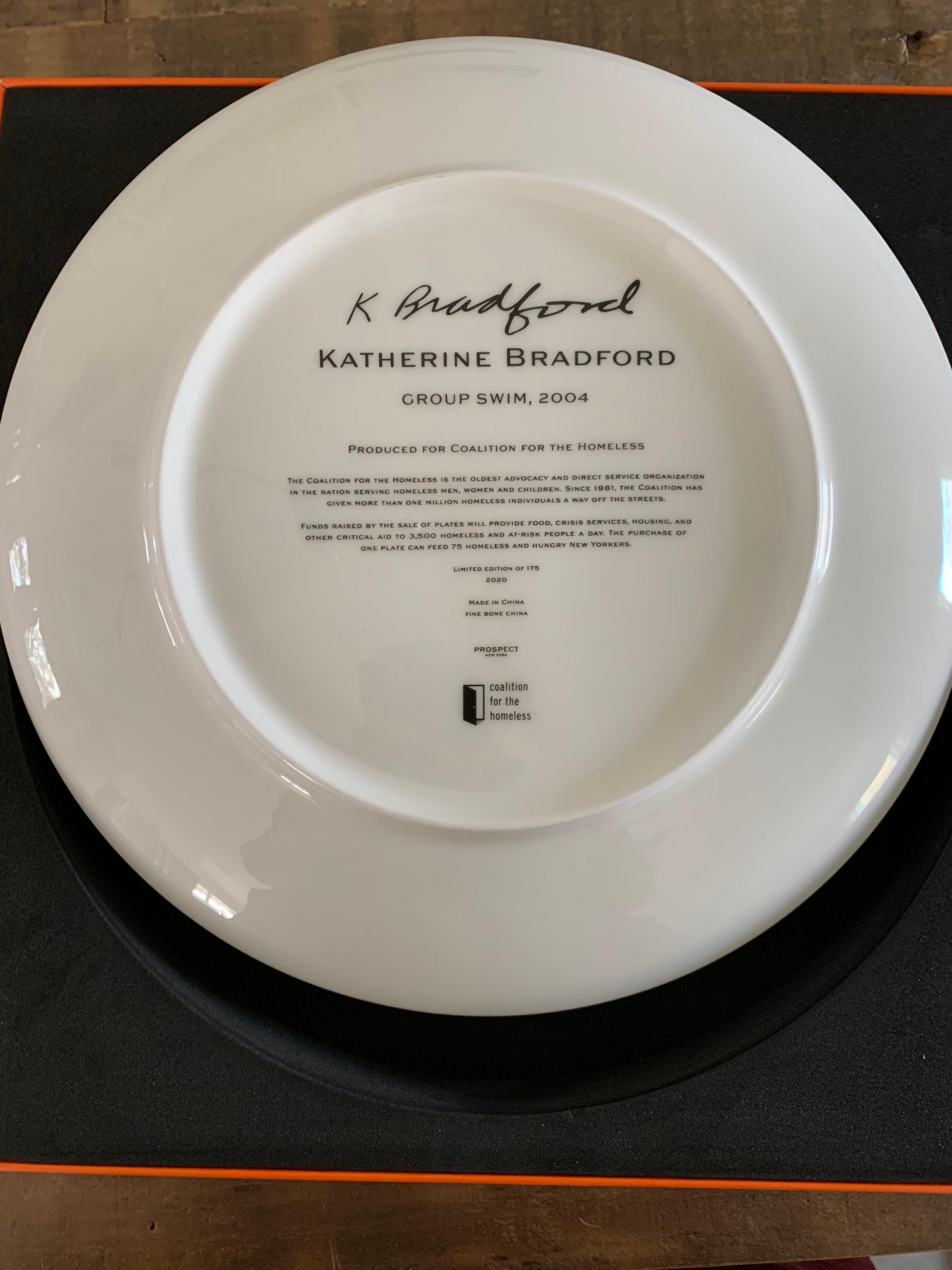 Herausgegebene Ausgabe von „GruppenBad“ von Katherine Bradford auf feinem Knochenporzellanteller im Angebot 2