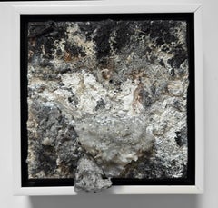 Common Ground (No. 7) una piccola pittura texturale contemporanea monocromatica