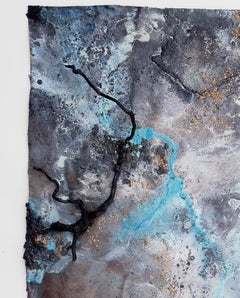 "Tethered To The Echos of You", uno splendido dipinto testurizzato con colori blu e grigi.