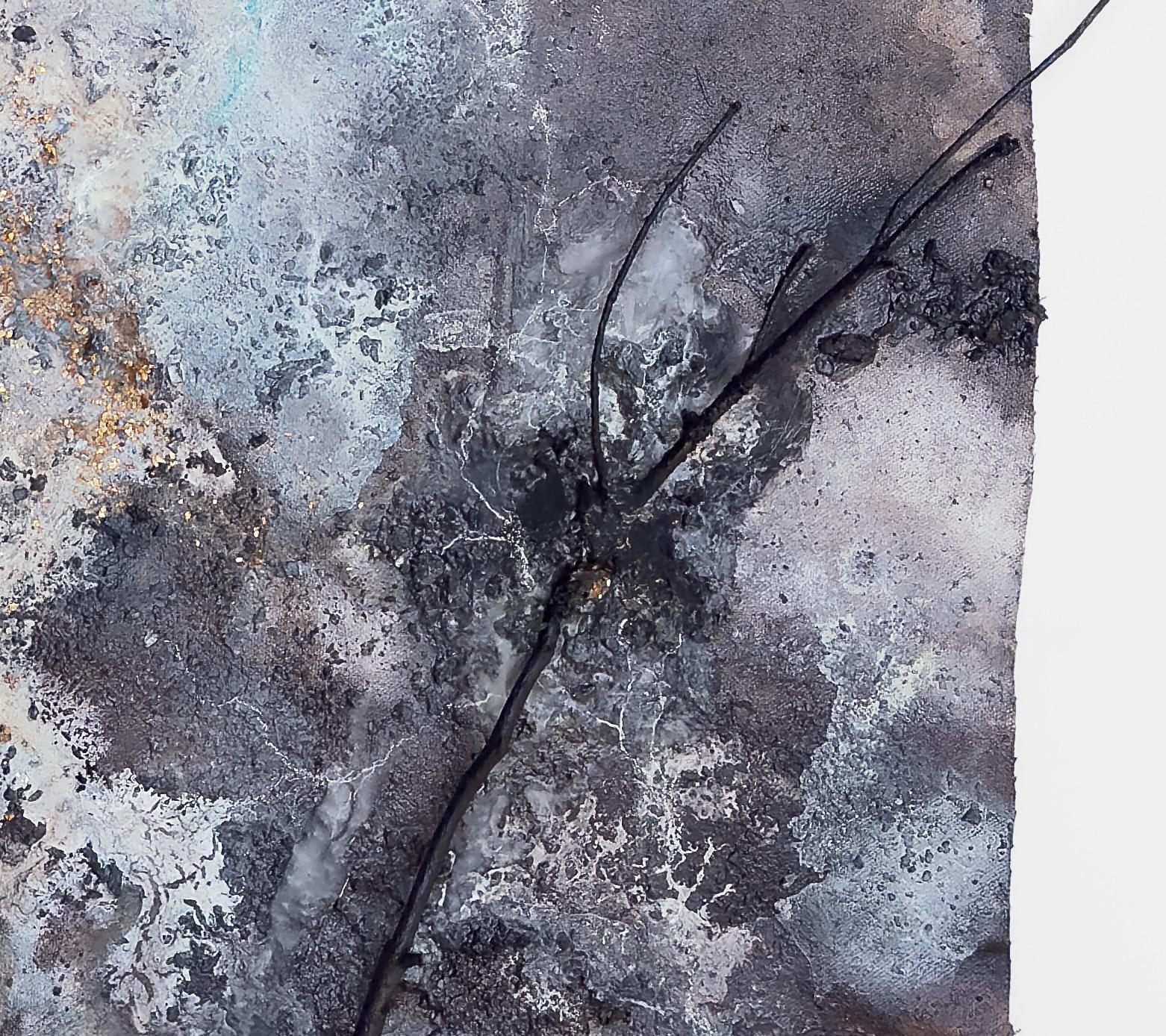 Gefesselt an das Echo von Dir
Tinte, Kohle, Glut und natürliche Mischtechniken auf vergrabener Leinwand von Katherine Filice
Tethered to the Echos of You ist ein 39,5 x 27 x 3 Zoll großes Werk auf vergrabener Leinwand (gerahmt: ca. 43,5 x 31 x 4