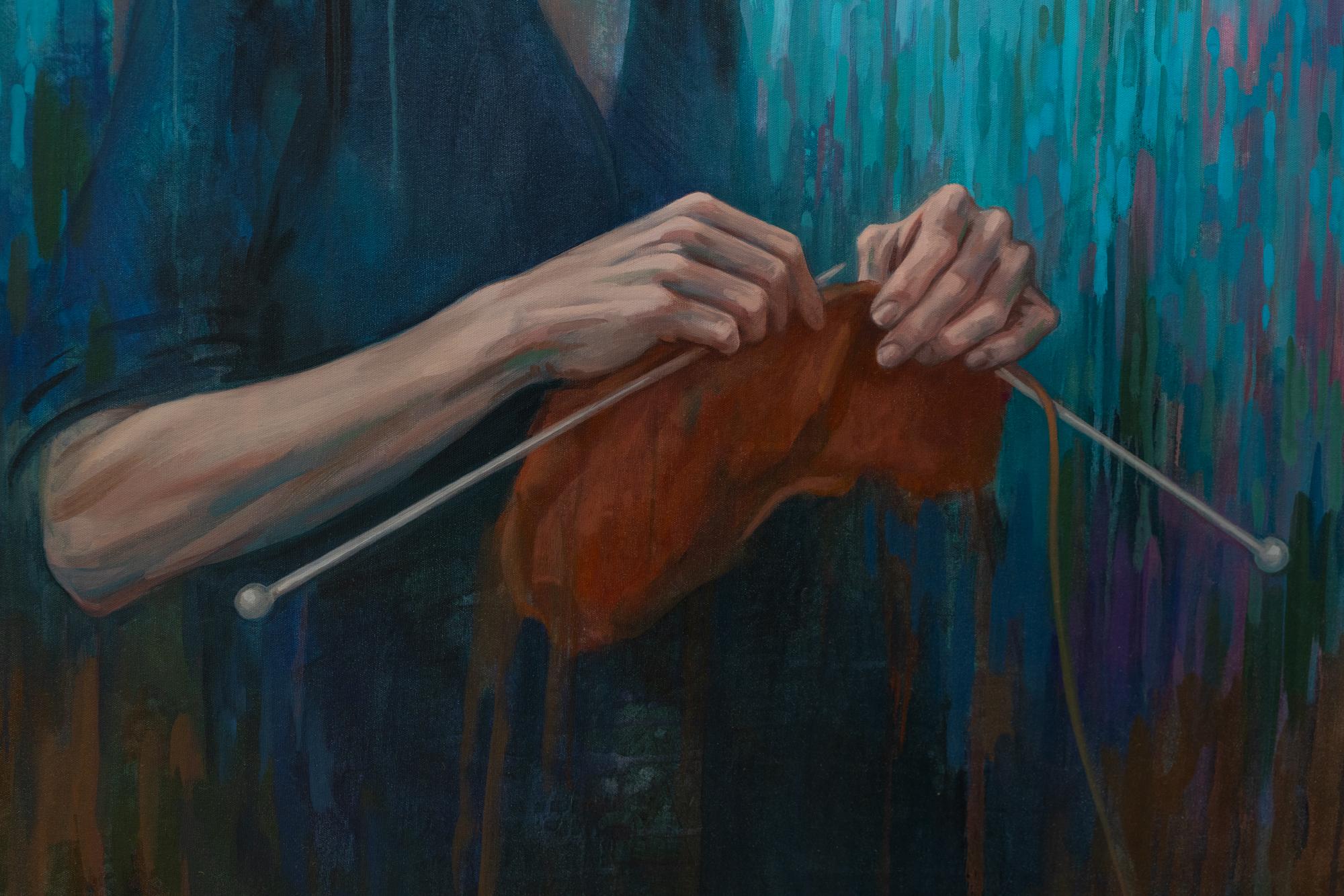 Donna con ferri da calza su sfondo blu: 