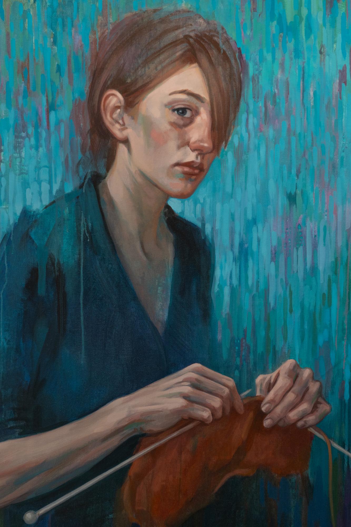 Donna con ferri da calza su sfondo blu: 