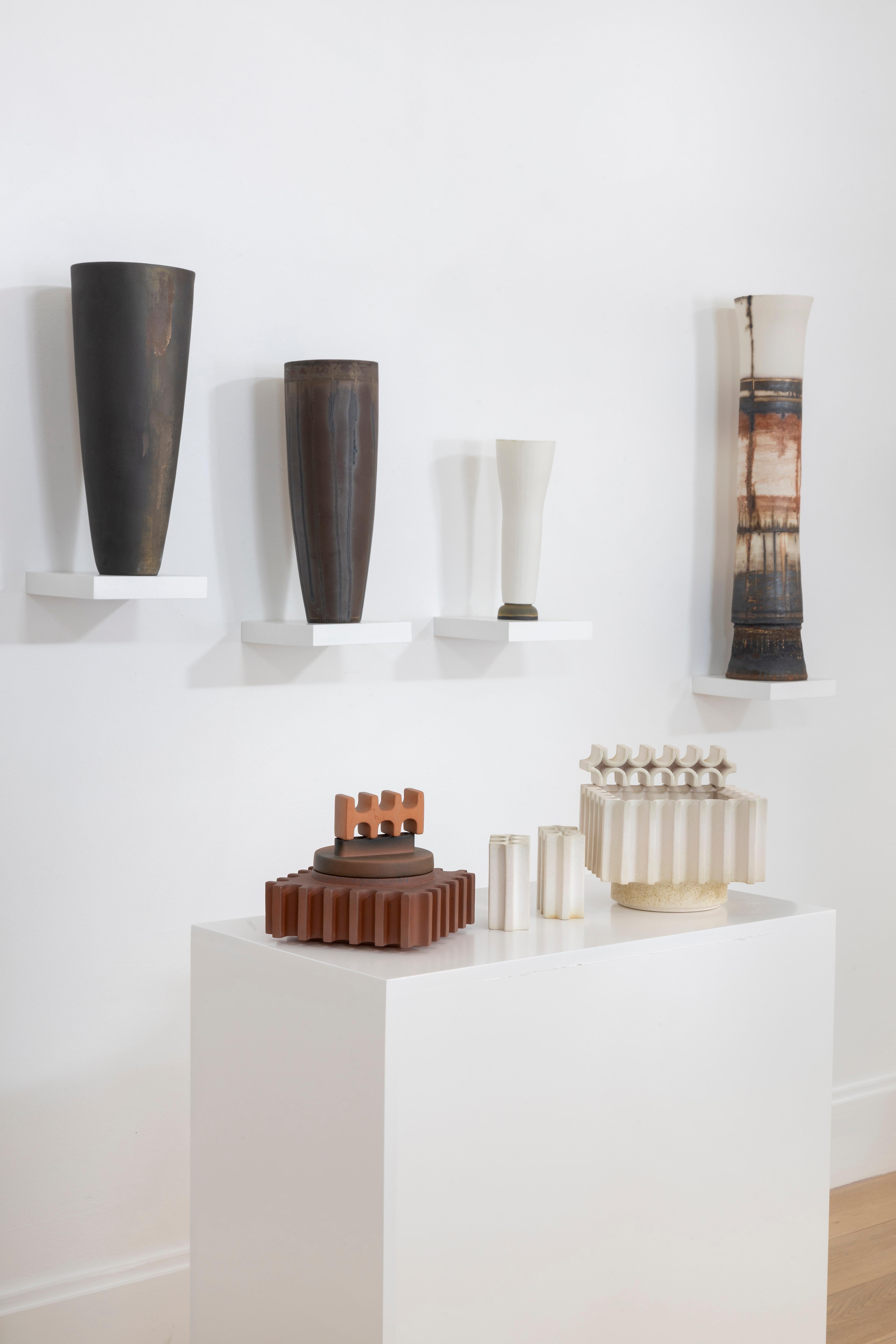 Ohne Titel VI (Grau), Abstract Sculpture, von Katherine Glenday