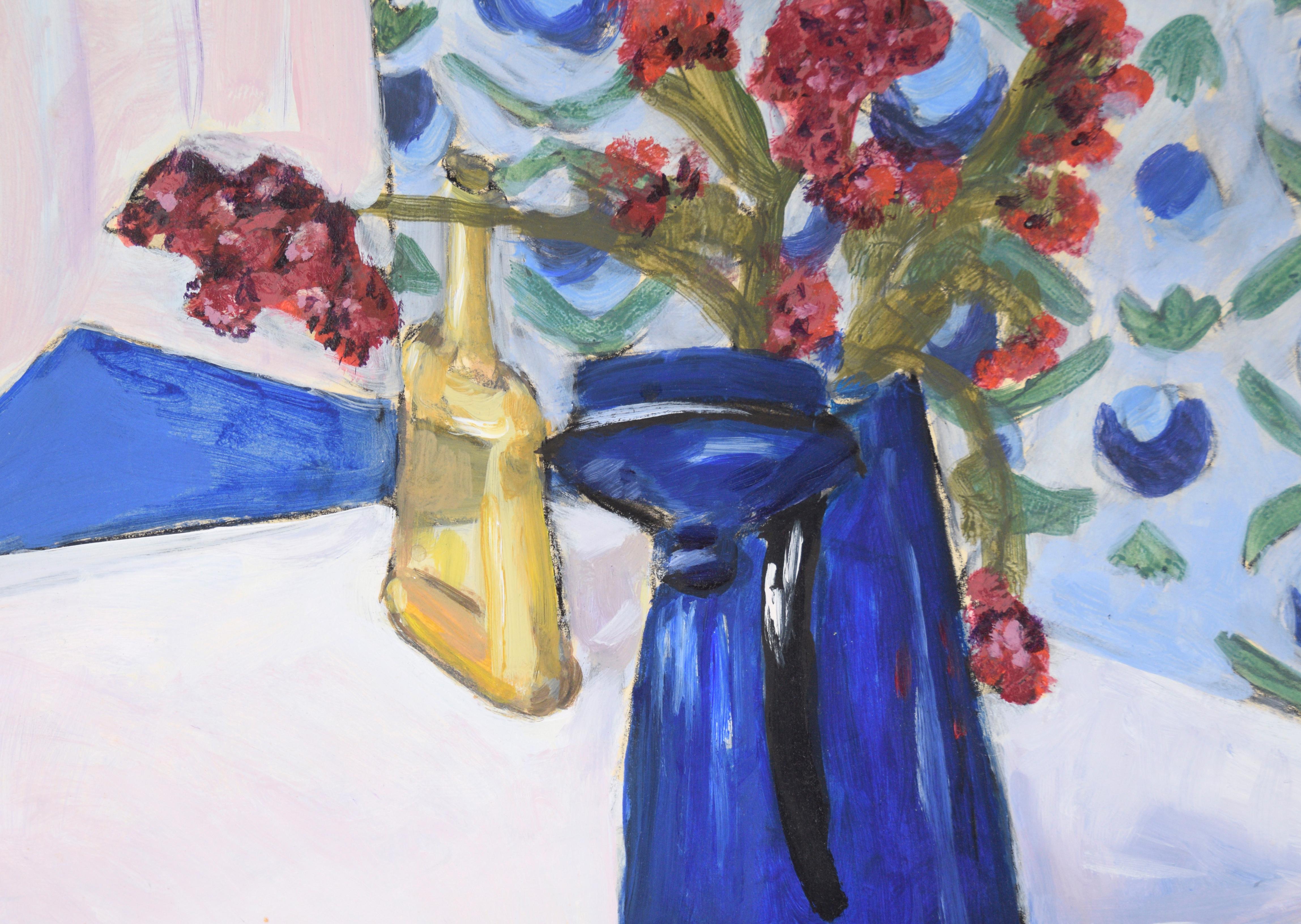 Nature morte florale avec vase bleu et miroir en acrylique sur papier - Painting de Katherine Kallick