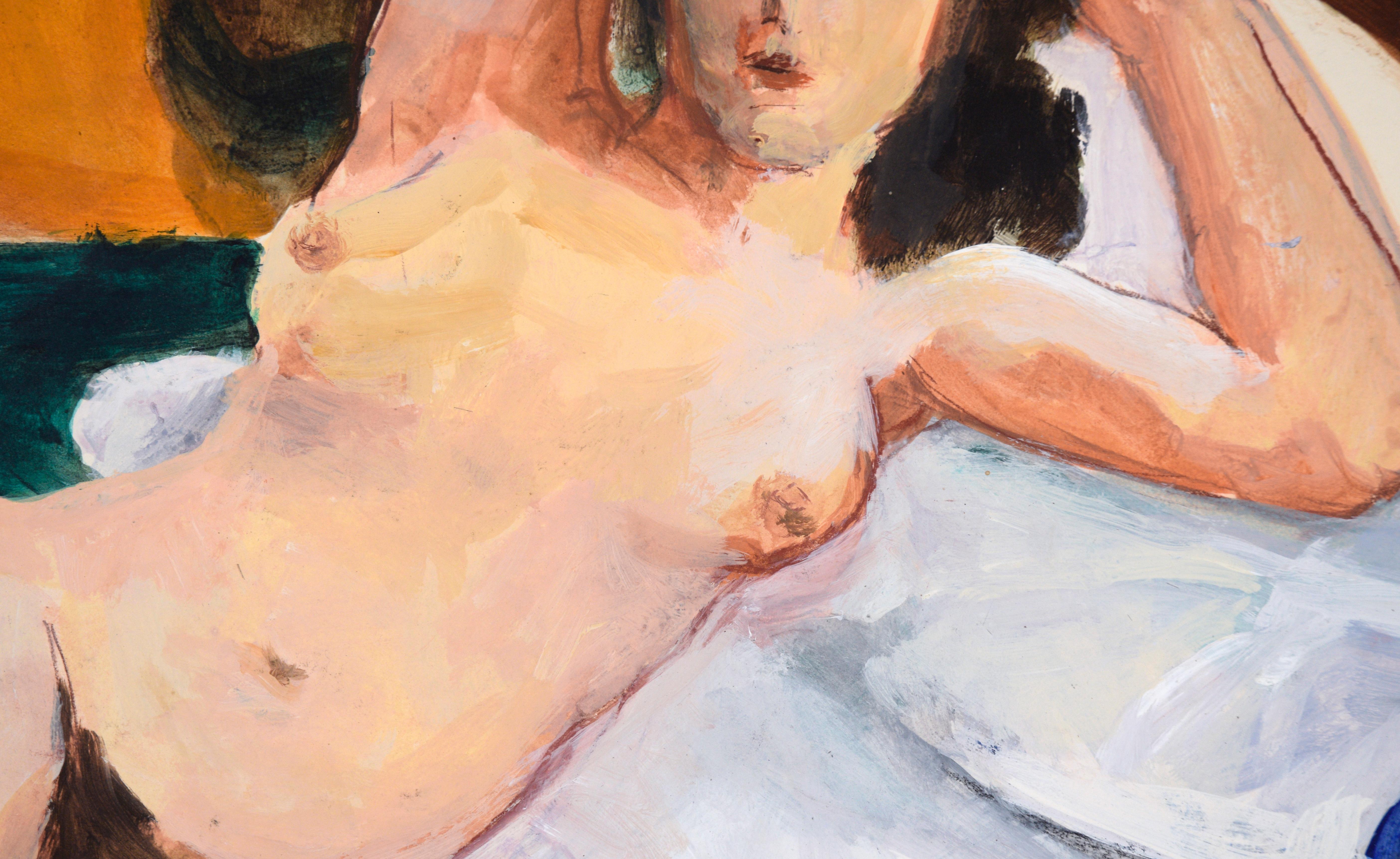 Aktmodell auf einem weißen und blauen Bett in Acryl auf Papier (Beige), Nude Painting, von Katherine Kallick