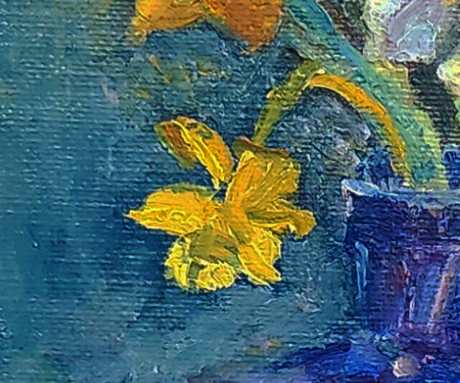 Daffodils in Blue Bottle floral still life - Contemporary Painting by Katherine Kean