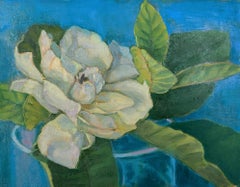 Gardenia sobre bodegón floral azul