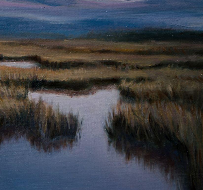Questo paesaggio contemporaneo mostra un'atmosfera espansiva e lunatica.
palude. In primo piano, il terreno è pieno di alti alberi di colore marrone dorato.
erbe, intervallate da tortuosi corsi d'acqua che riflettono la luce soffusa
del cielo. Lo