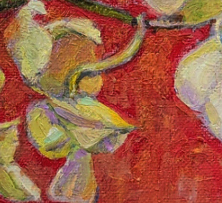 Orchidea gatto pallido su natura morta floreale rossa - Painting Contemporaneo di Katherine Kean