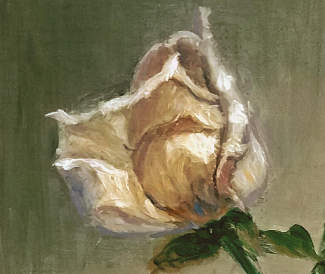 Nature morte florale : Rose blanche dans une bouteille bleue - Painting de Katherine Kean