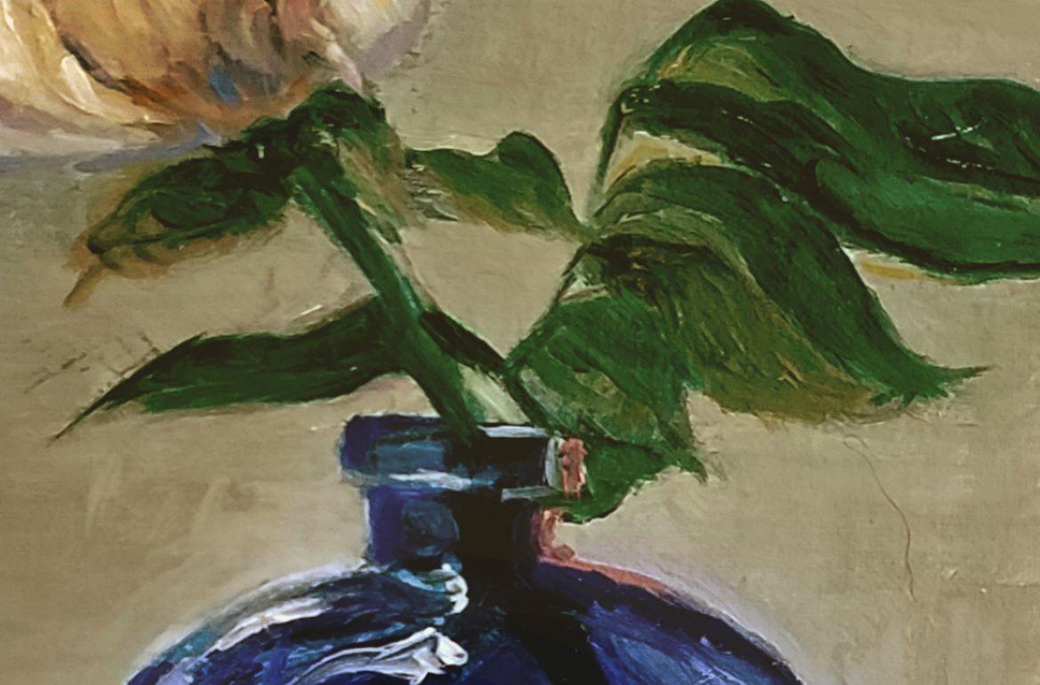 Weiße Rose in Blauer Flasche, Blumenstillleben (Zeitgenössisch), Painting, von Katherine Kean