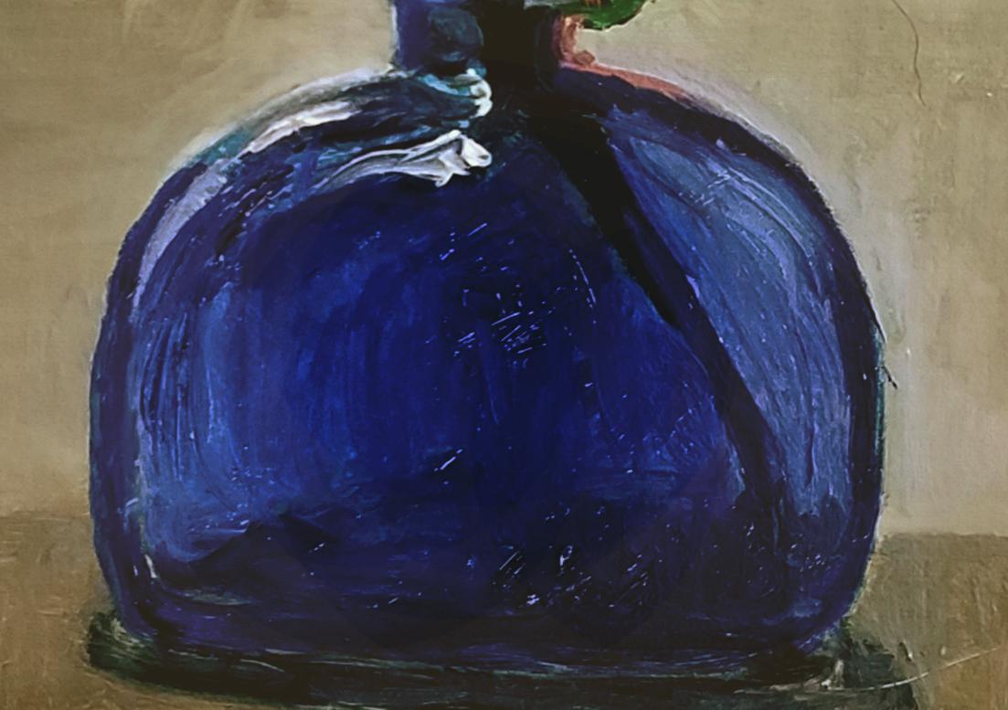 Rosa Whiting in bottiglia blu Natura morta floreale - Still-Life Painting Grigio di Katherine Kean