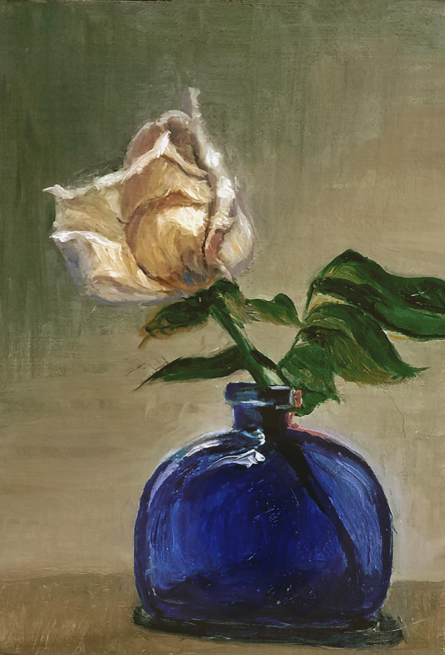 Still-Life Painting Katherine Kean - Nature morte florale : Rose blanche dans une bouteille bleue