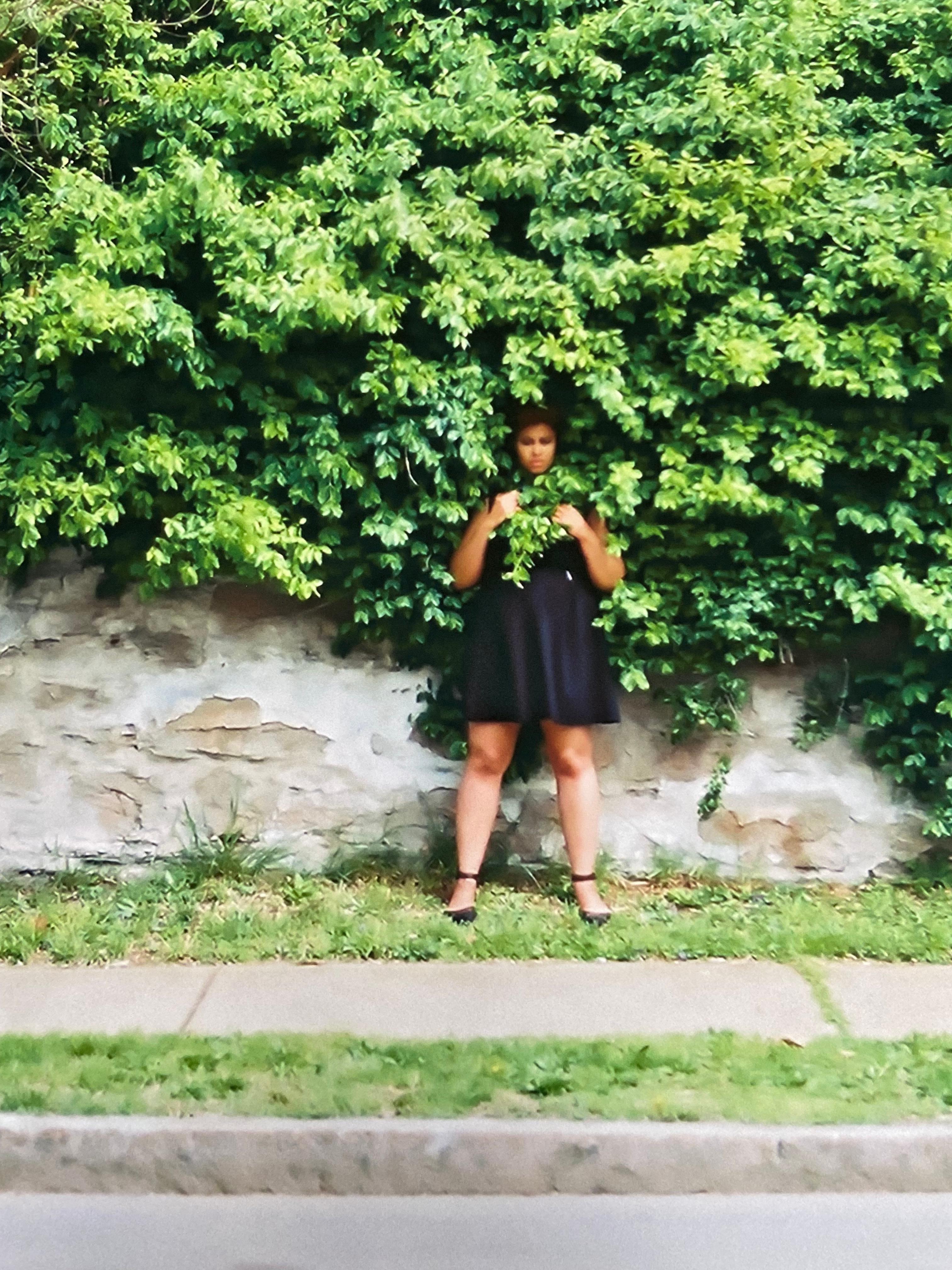 Katherine Simone Reynolds
Chiedile come sta: Cynnamon tra i cespugli, 2015
Fotografia cinematografica
30 x 40 pollici  (76,2 x 101,6 cm)
Edizione 1/6