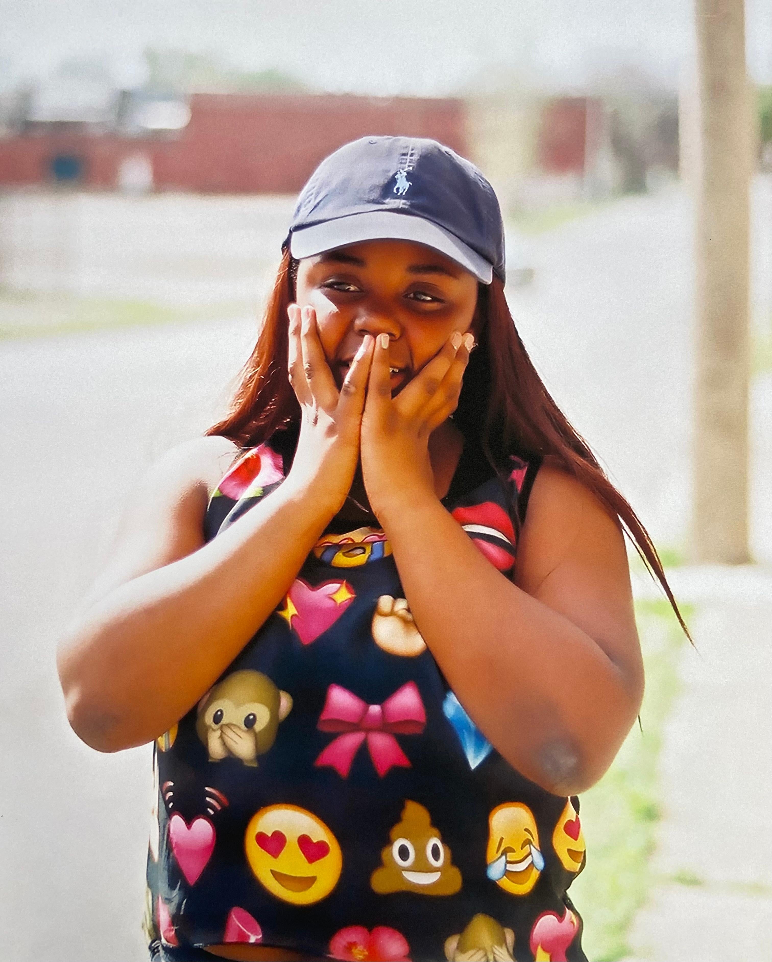 Fragen Sie sie, wie sie tut: Die Emotionen einer jungen Frau – Photograph von Katherine Simone Reynolds