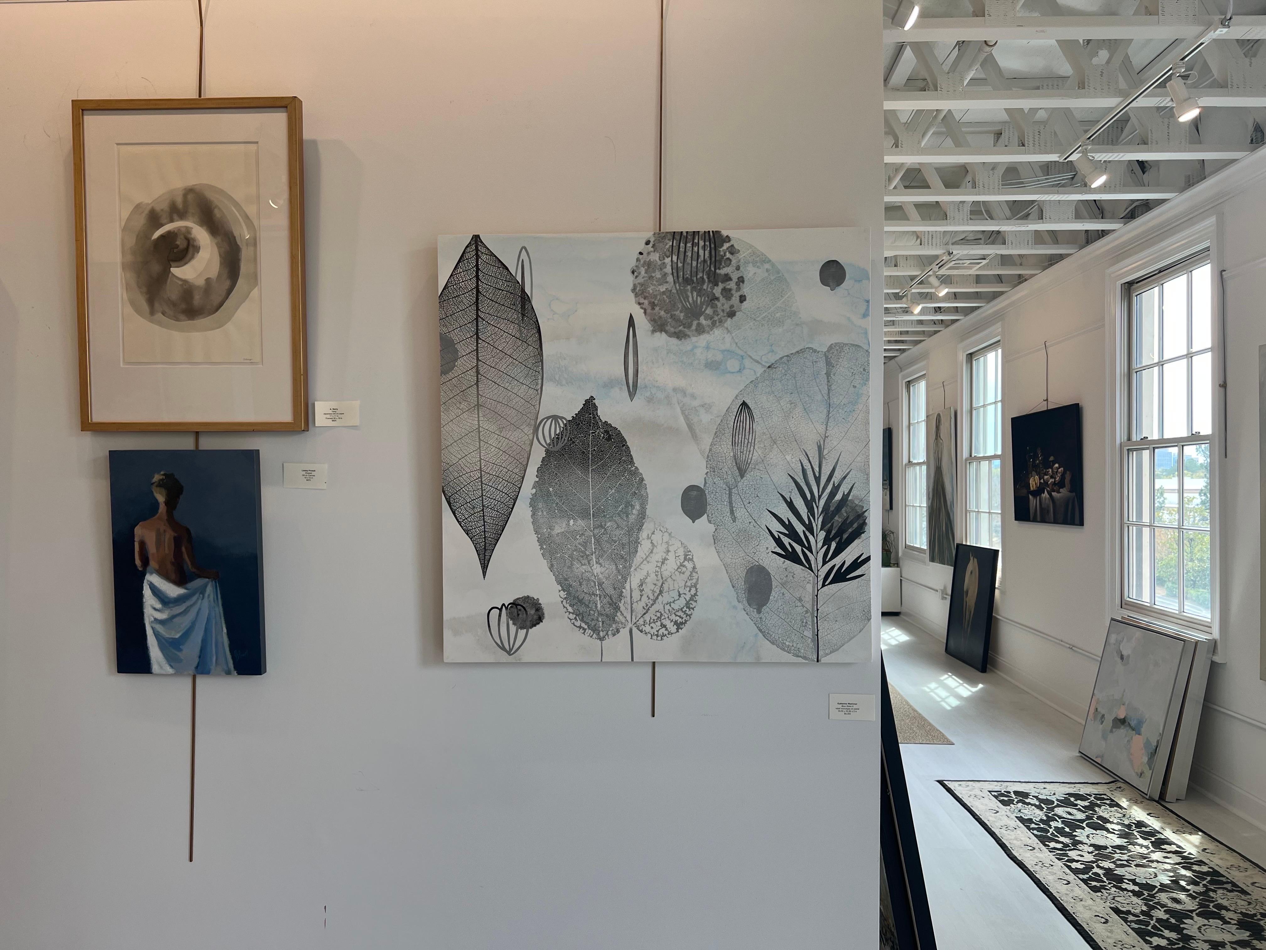 Blue Skies 6 di Katherine Warinner Pittura a tecnica mista su tavola con foglie 2