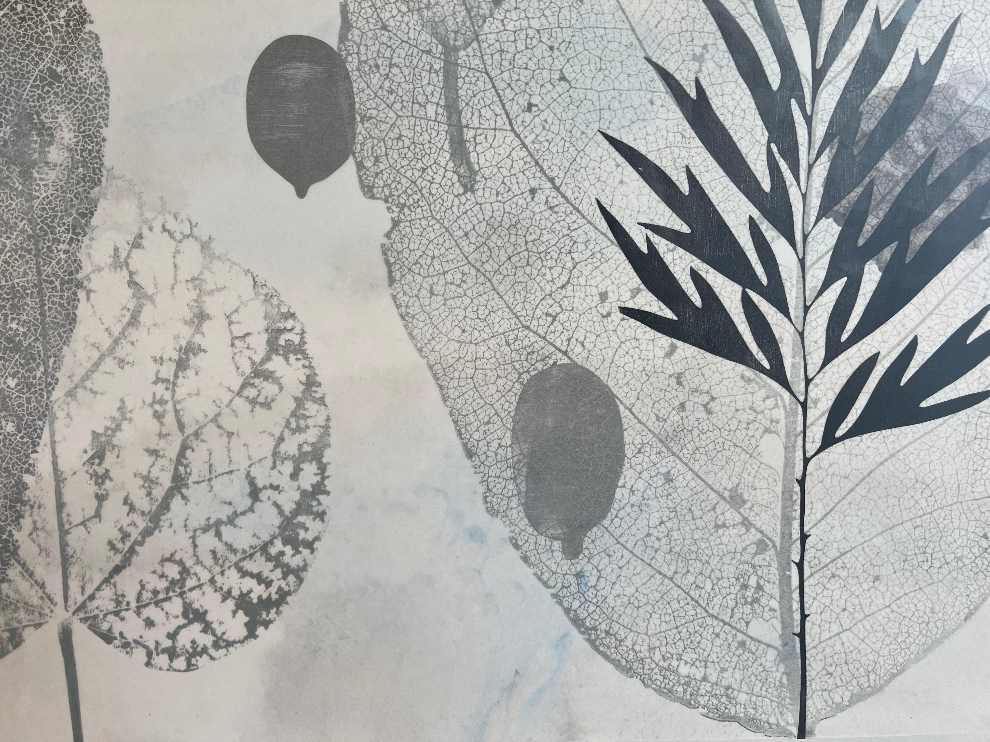 Blue Skies 6 di Katherine Warinner Pittura a tecnica mista su tavola con foglie 4