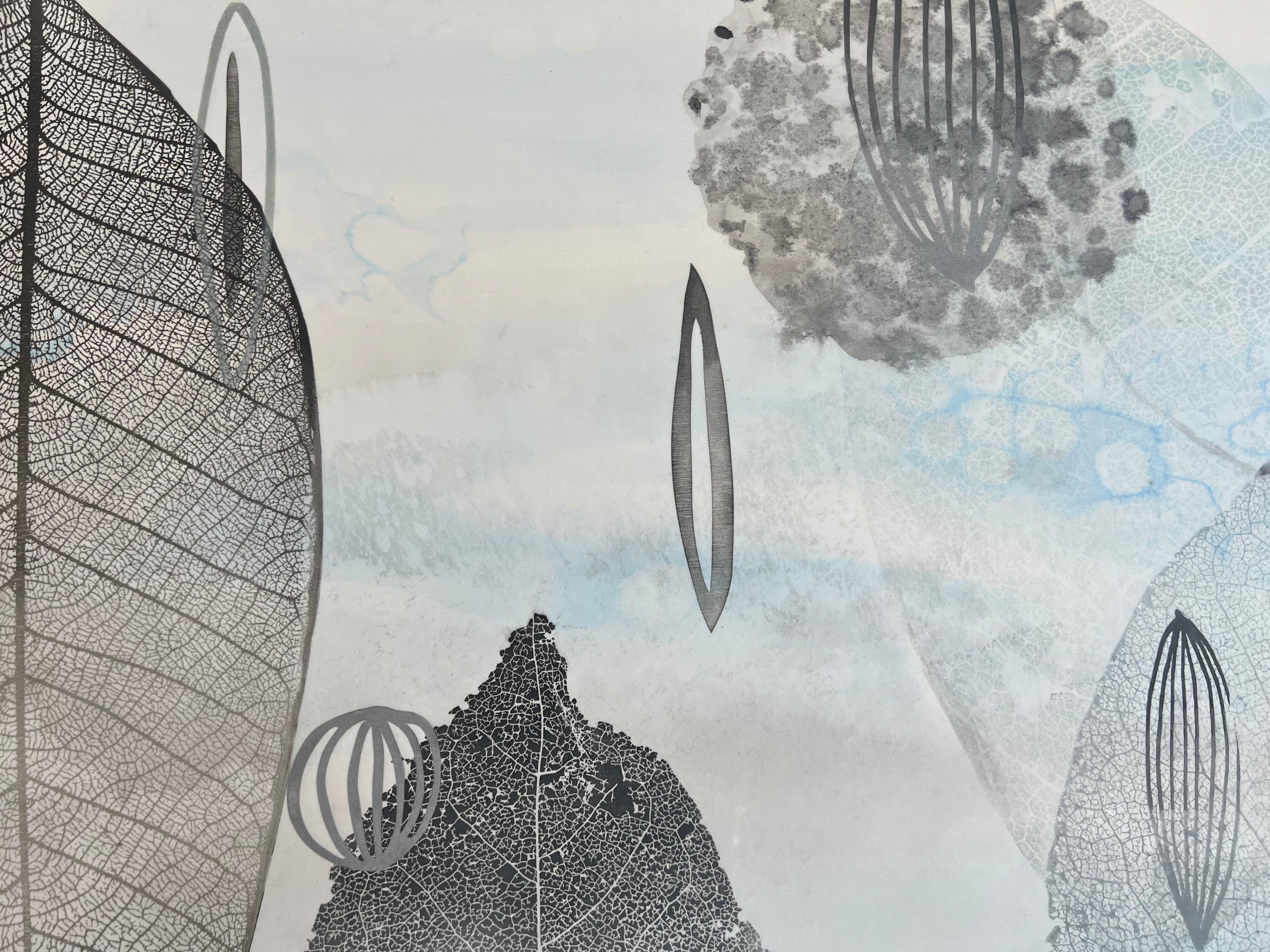 Blue Skies 6 di Katherine Warinner Pittura a tecnica mista su tavola con foglie 6