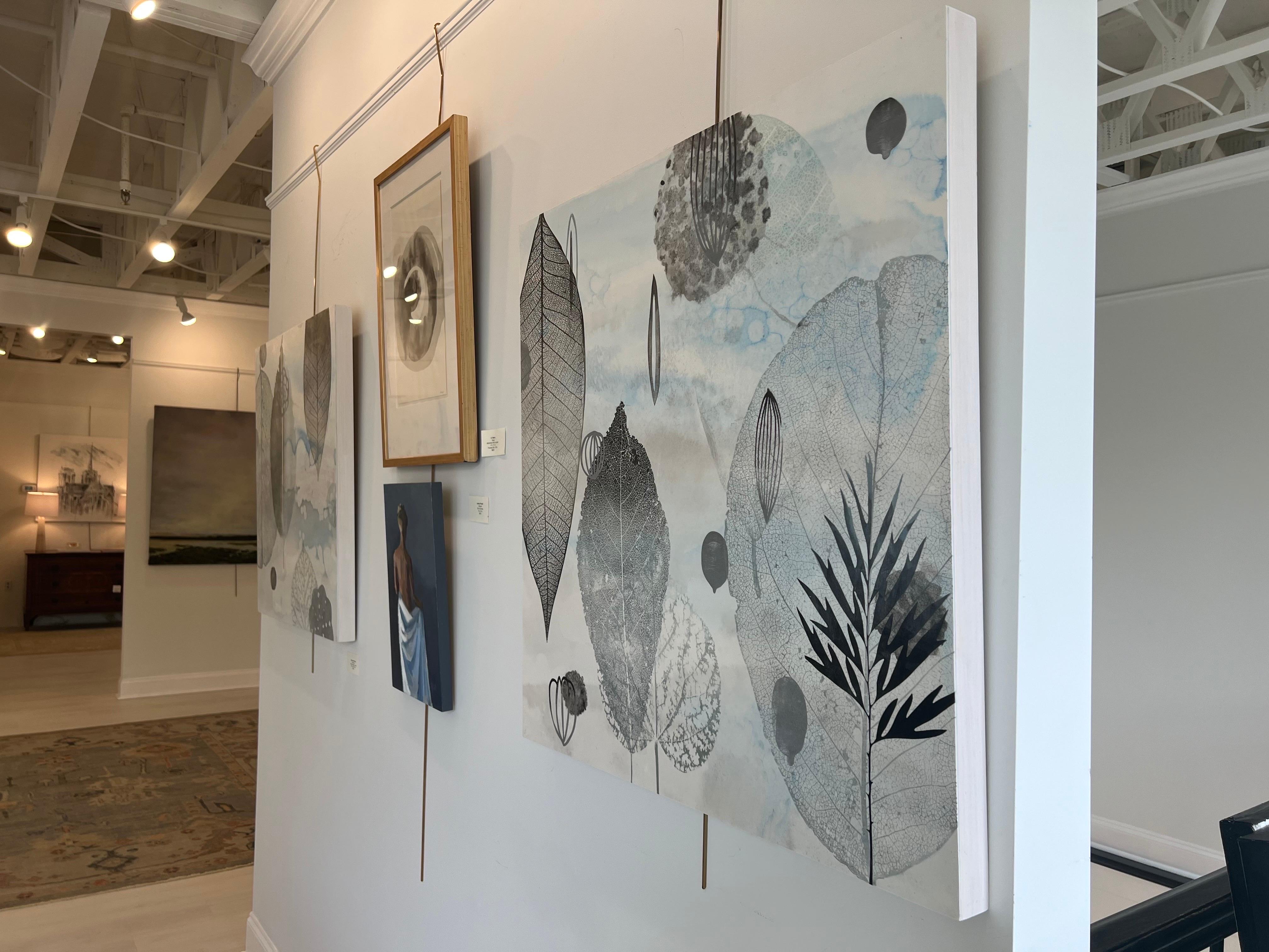 Blue Skies 6 di Katherine Warinner Pittura a tecnica mista su tavola con foglie 7