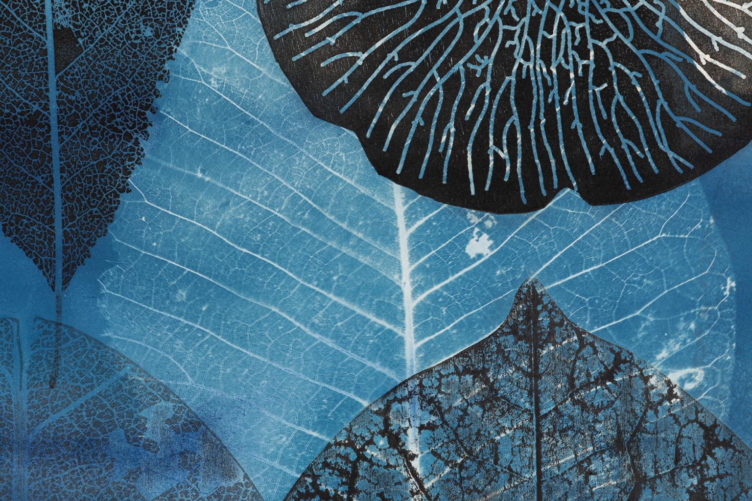 Océan à feuilles - Feuilles dans l'océan bleu - Monotype en bois de grand cyanotype - Contemporain Print par Katherine Warinner