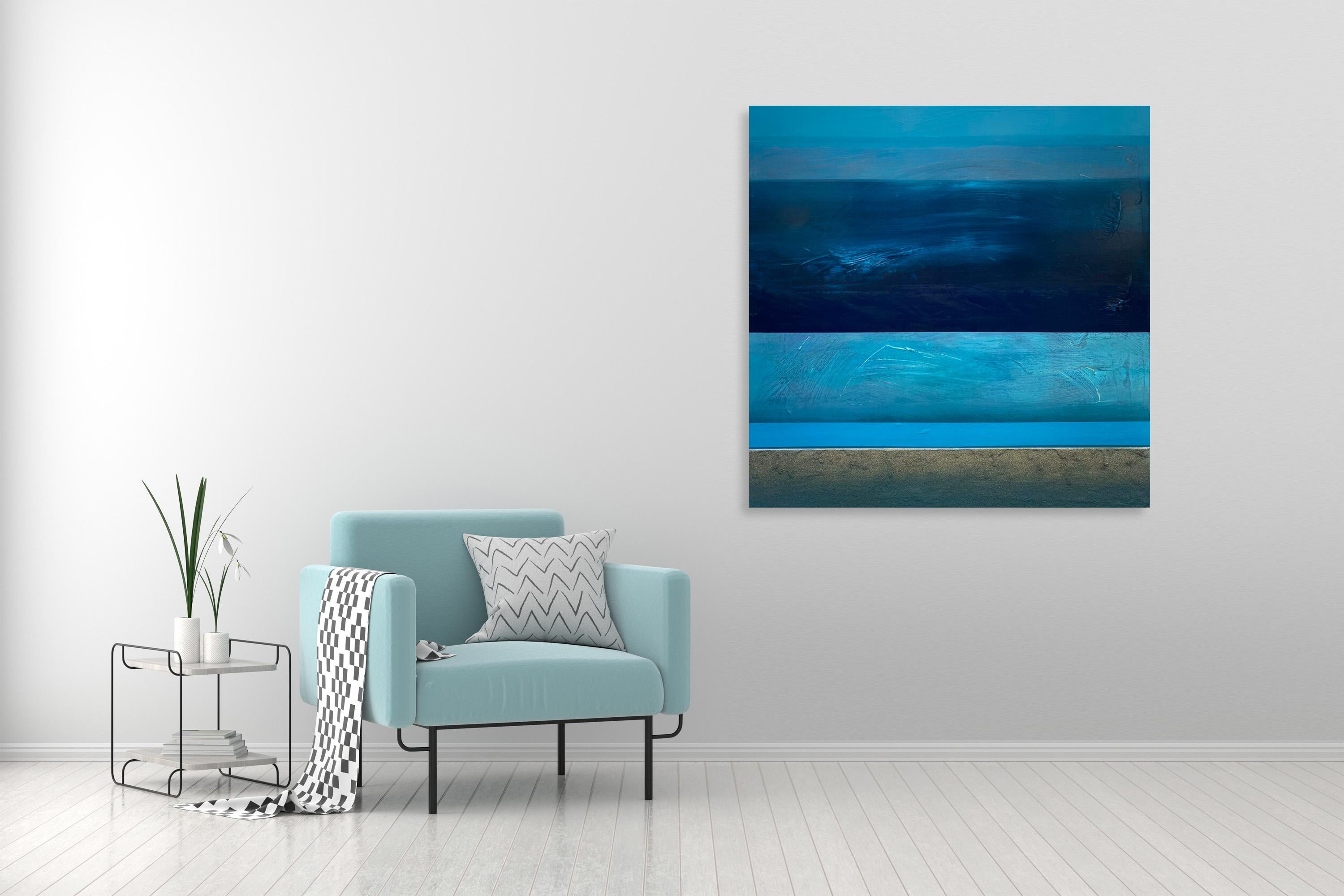 « Deep Blue Beach » - Paysage marin abstrait contemporain - Technique mixte océanique  - Painting de Katheryn Holt