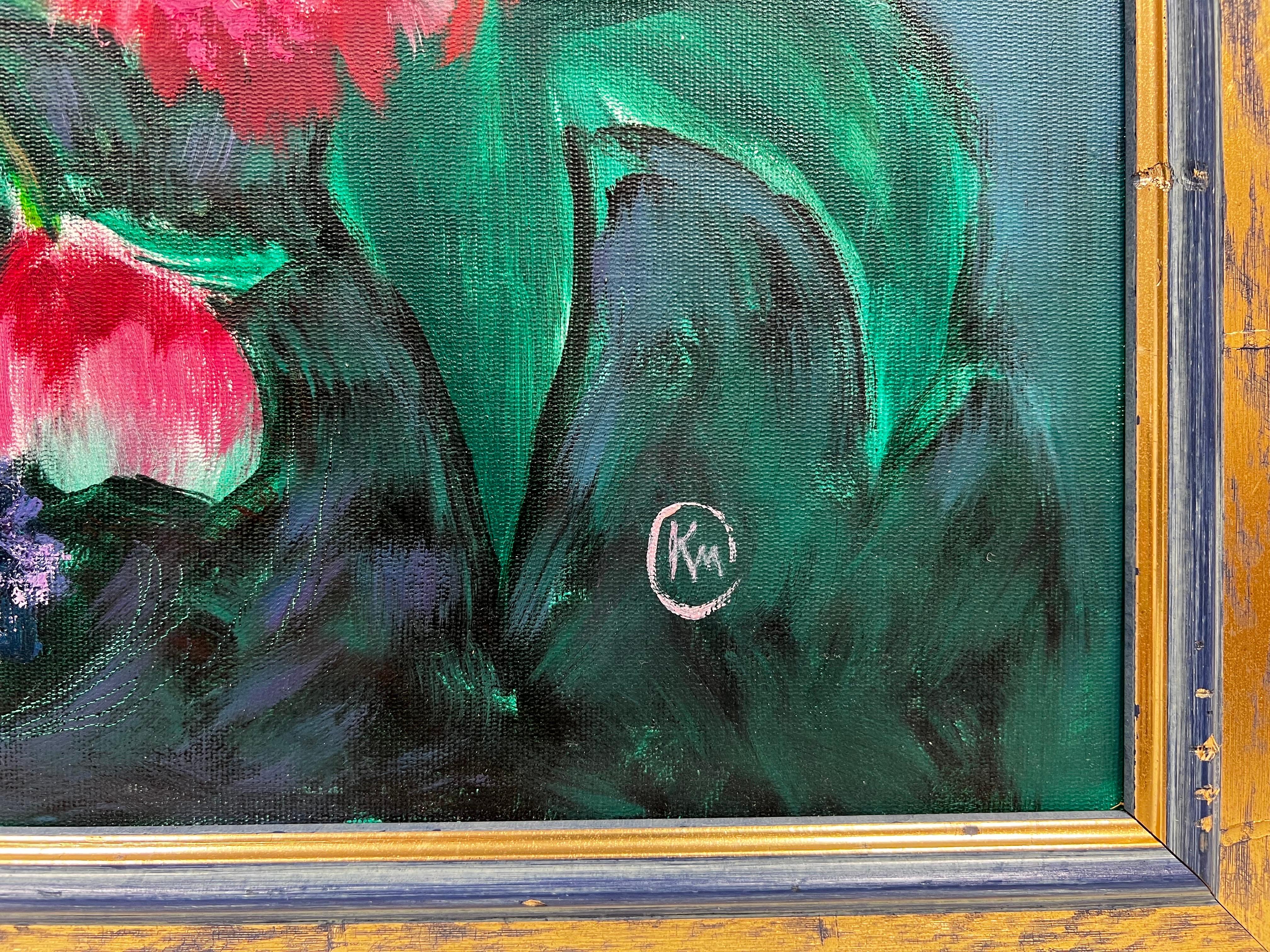 Gran cuadro británico contemporáneo - Flores rosas sobre fondo azul en venta 5