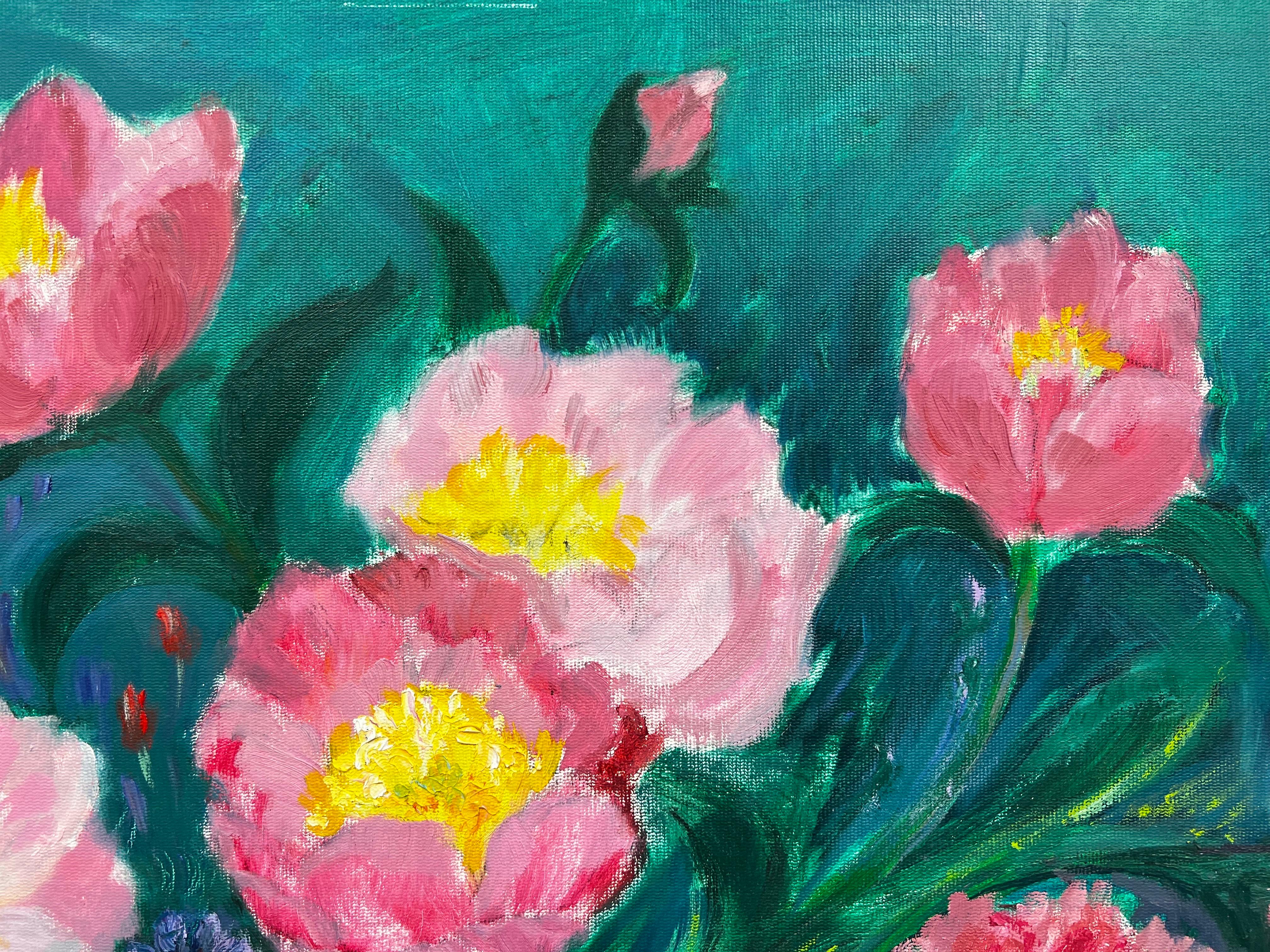 Gran cuadro británico contemporáneo - Flores rosas sobre fondo azul - Interior Painting Azul de Kathleen Crow
