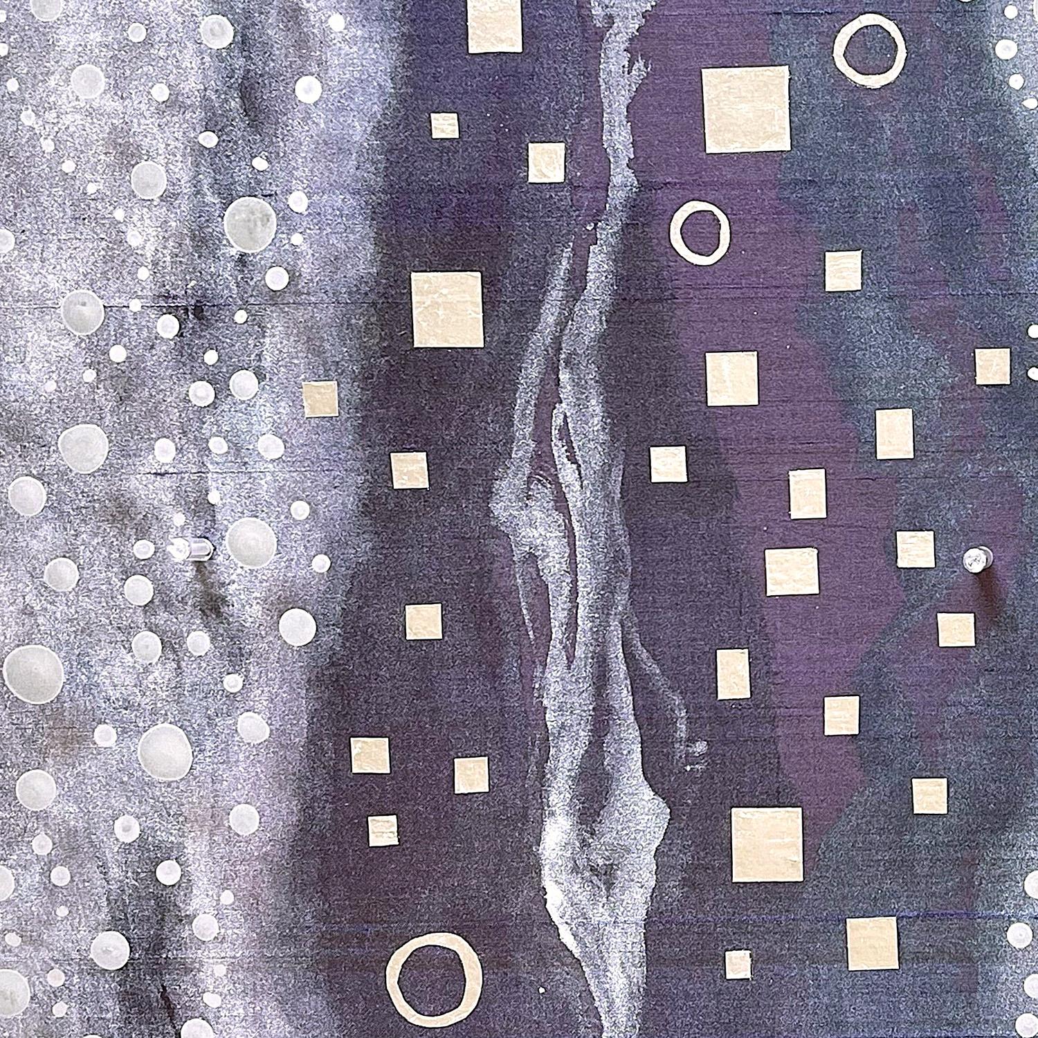 Si tratta di un collage originale a tecnica mista realizzato dall'artista della California meridionale Kathleen Kane-Murrell con carta di seta vintage, tintura, inchiostro e foglia d'argento. Non è incorniciato. L'artista protegge la tela con una