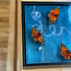 Kathleen Kane-Murrell, Mariposas abstractas en técnica mixta, "Nacidas del aire" 2025, enmarcada