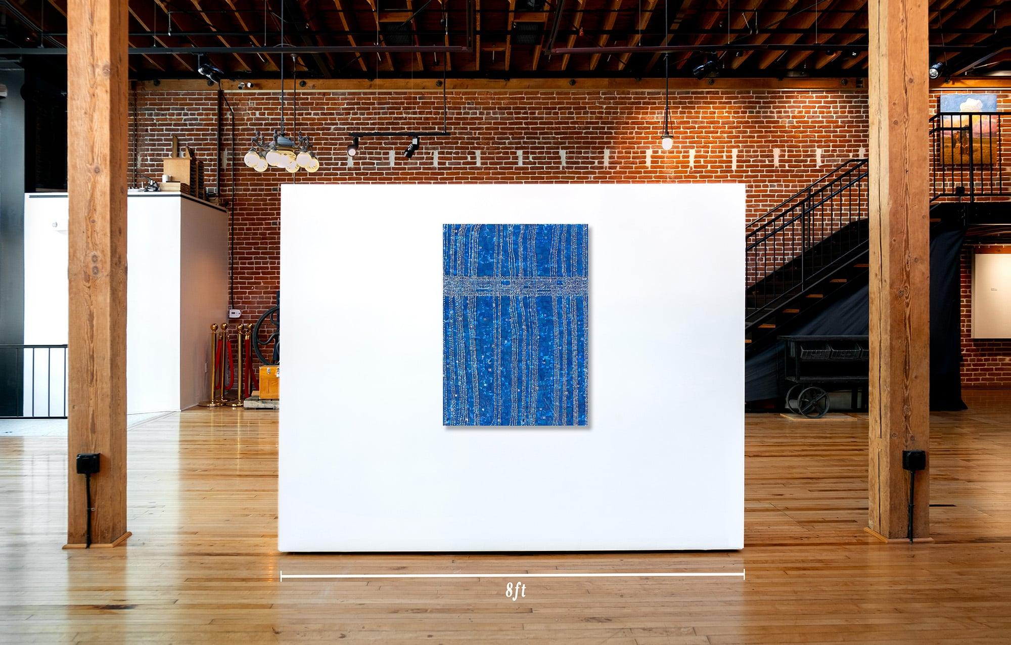 Il s'agit d'une peinture abstraite originale en techniques mixtes (peinture acrylique et plexiglas) représentant une magnifique composition bleue vibrante, réalisée par l'artiste et éducatrice californienne Kathleen Kane-Murrell et intitulée 