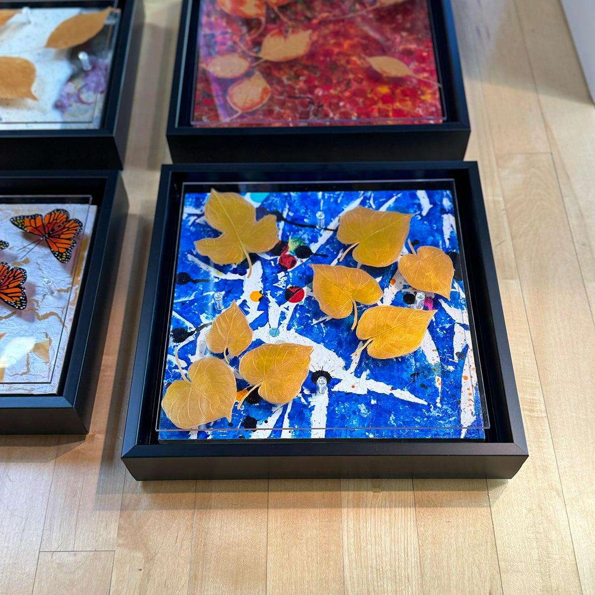 Dies ist eine von einer Art ursprünglichen gemischten Medien (Papier, Ginkgos, Acrylfarbe und Plexiglas) abstrakte Malerei zeigt schöne goldene Gingko Blätter von Kalifornien Künstler und Erzieher, Kathleen Kane-Murrell, mit dem Titel, 