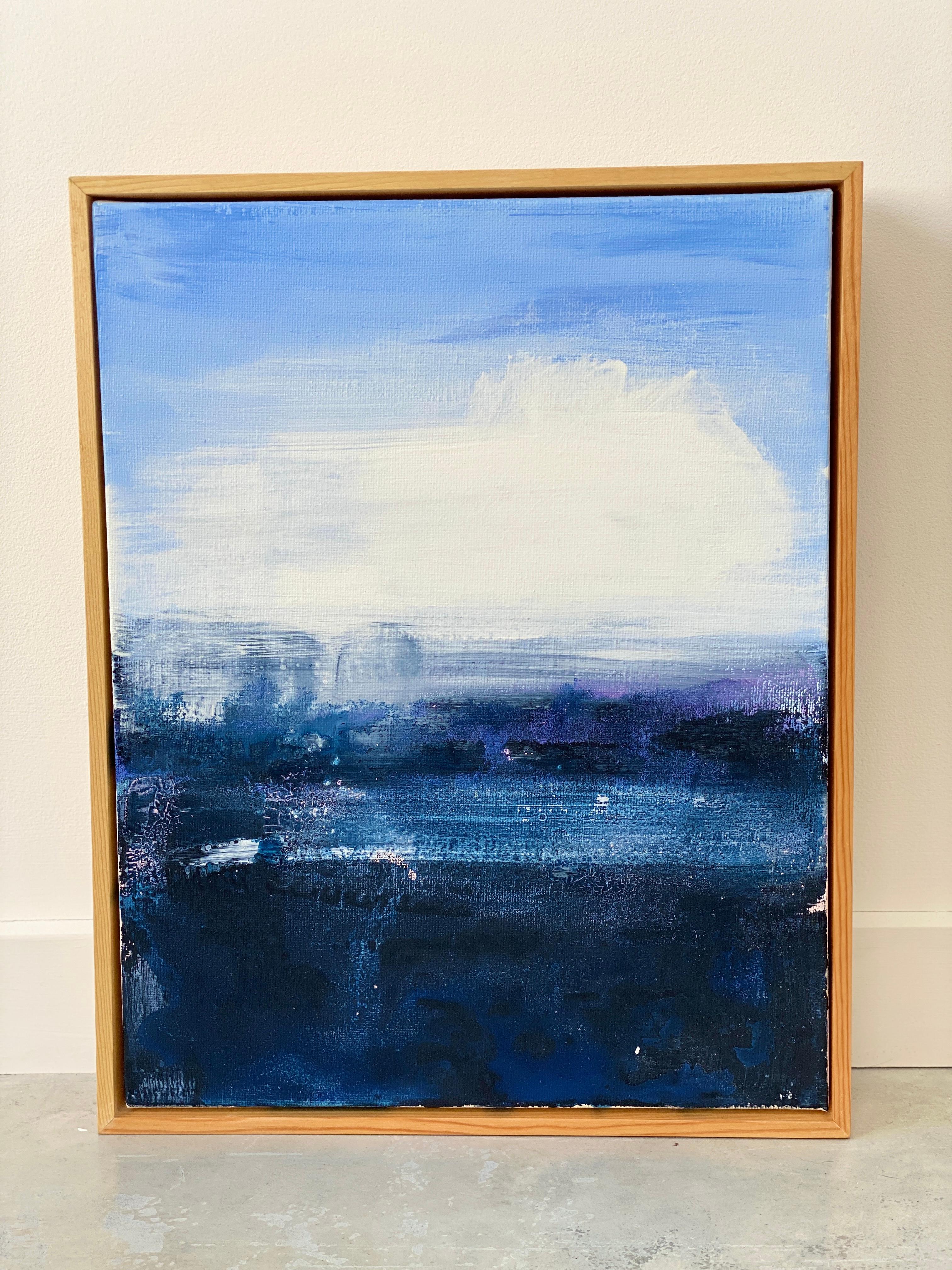 E Mare tela astratta espressionista con paesaggio oceanico incorniciata cielo blu nuvole acqua - Painting di Kathleen Rhee