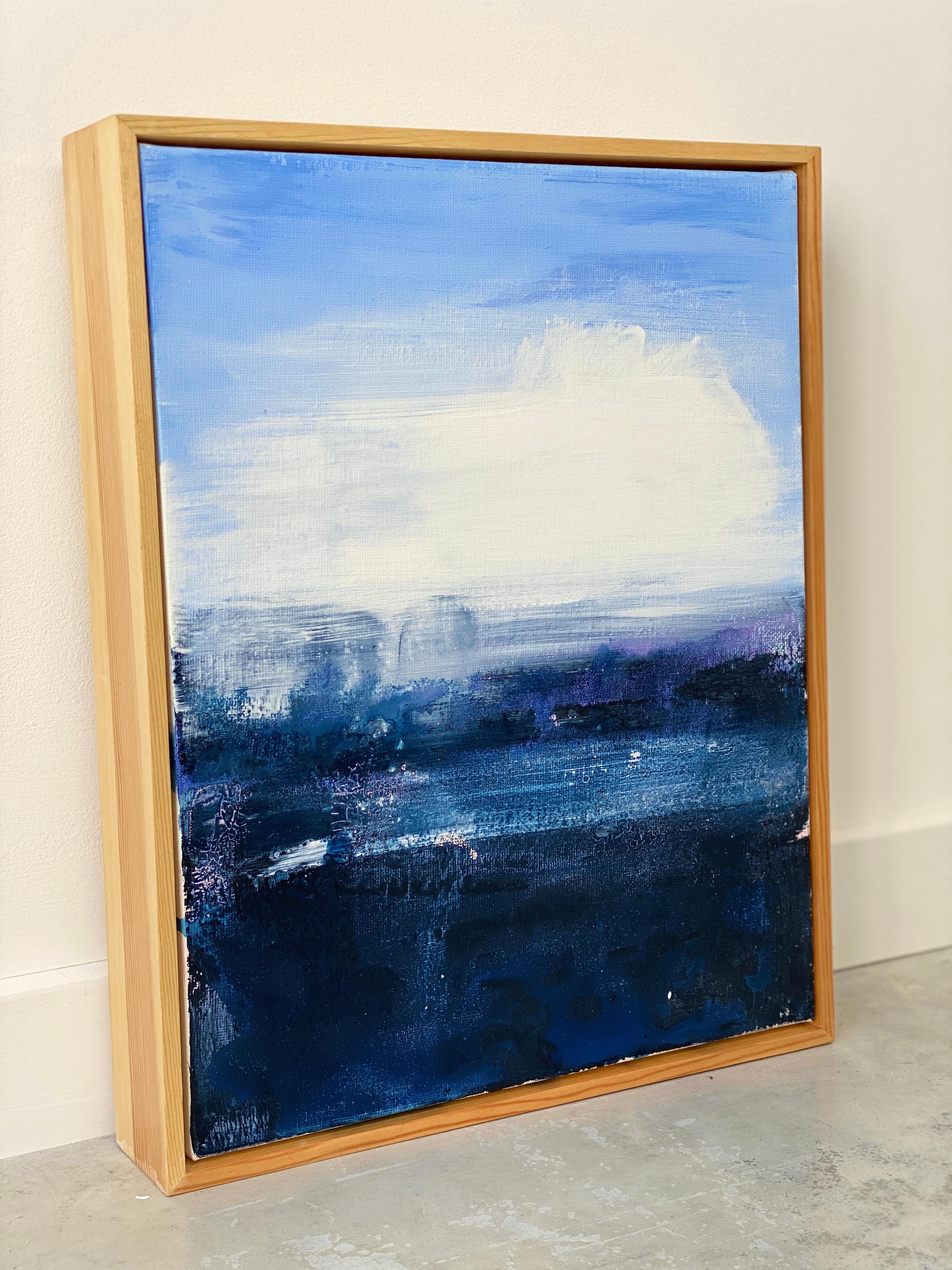 E Mare tela astratta espressionista con paesaggio oceanico incorniciata cielo blu nuvole acqua - Painting Impressionismo astratto di Kathleen Rhee