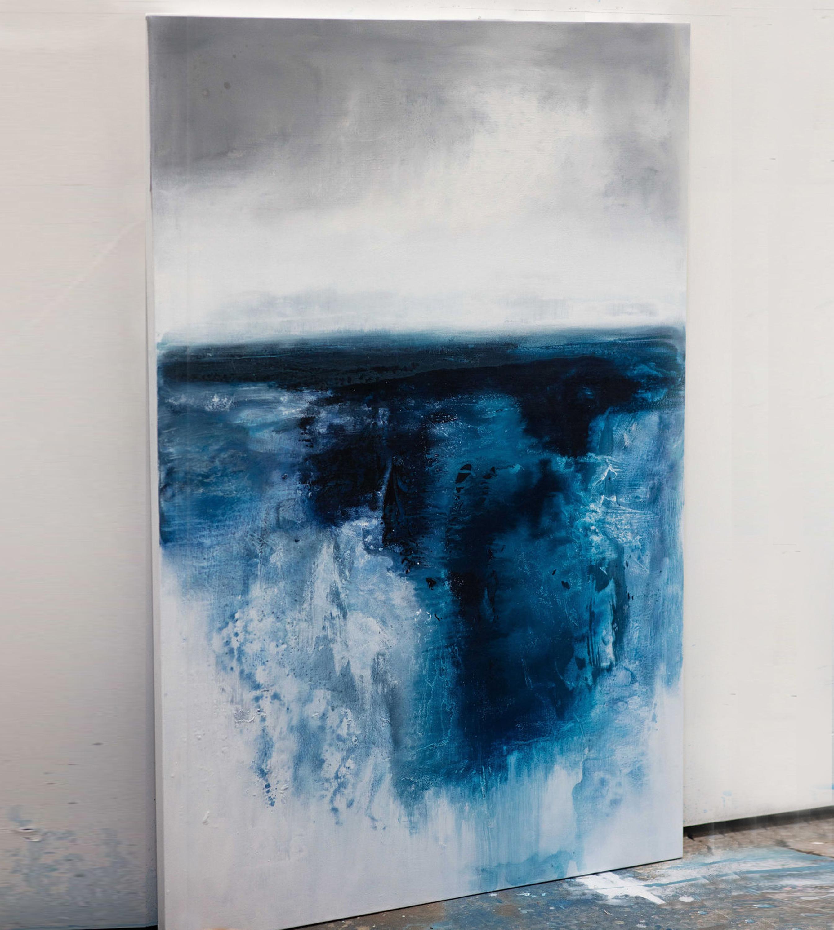 Aquarelles dramatiques Peinture impressionniste abstraite océanique bleue et blanche  - Bleu Landscape Painting par Kathleen Rhee