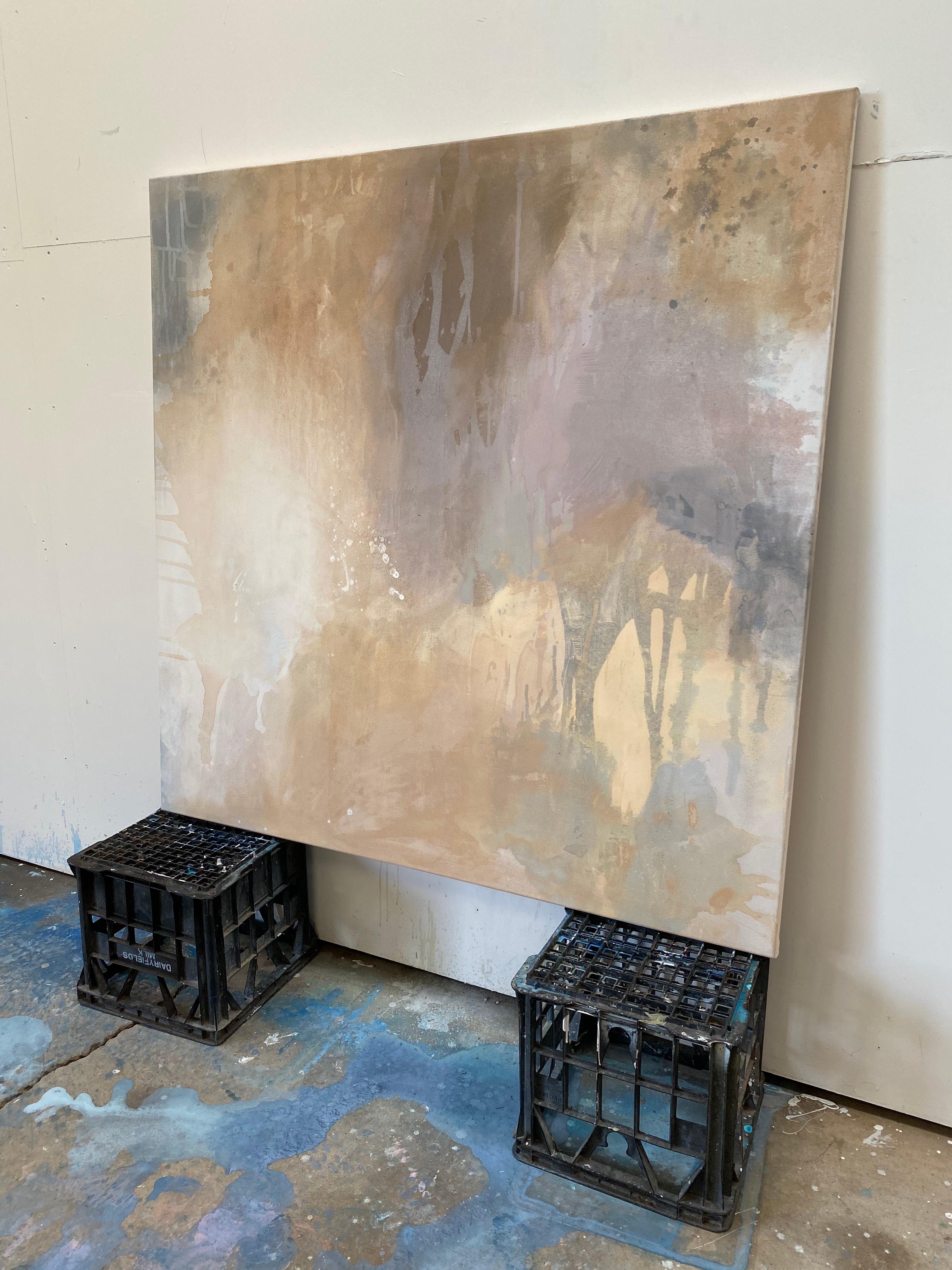 Une grande et belle peinture expressionniste abstraite originale reflétant de délicates couleurs naturelles. Peint dans des tons classiques et élégants de terre douce sur une toile brute non apprêtée produisant une finition douce, matte et