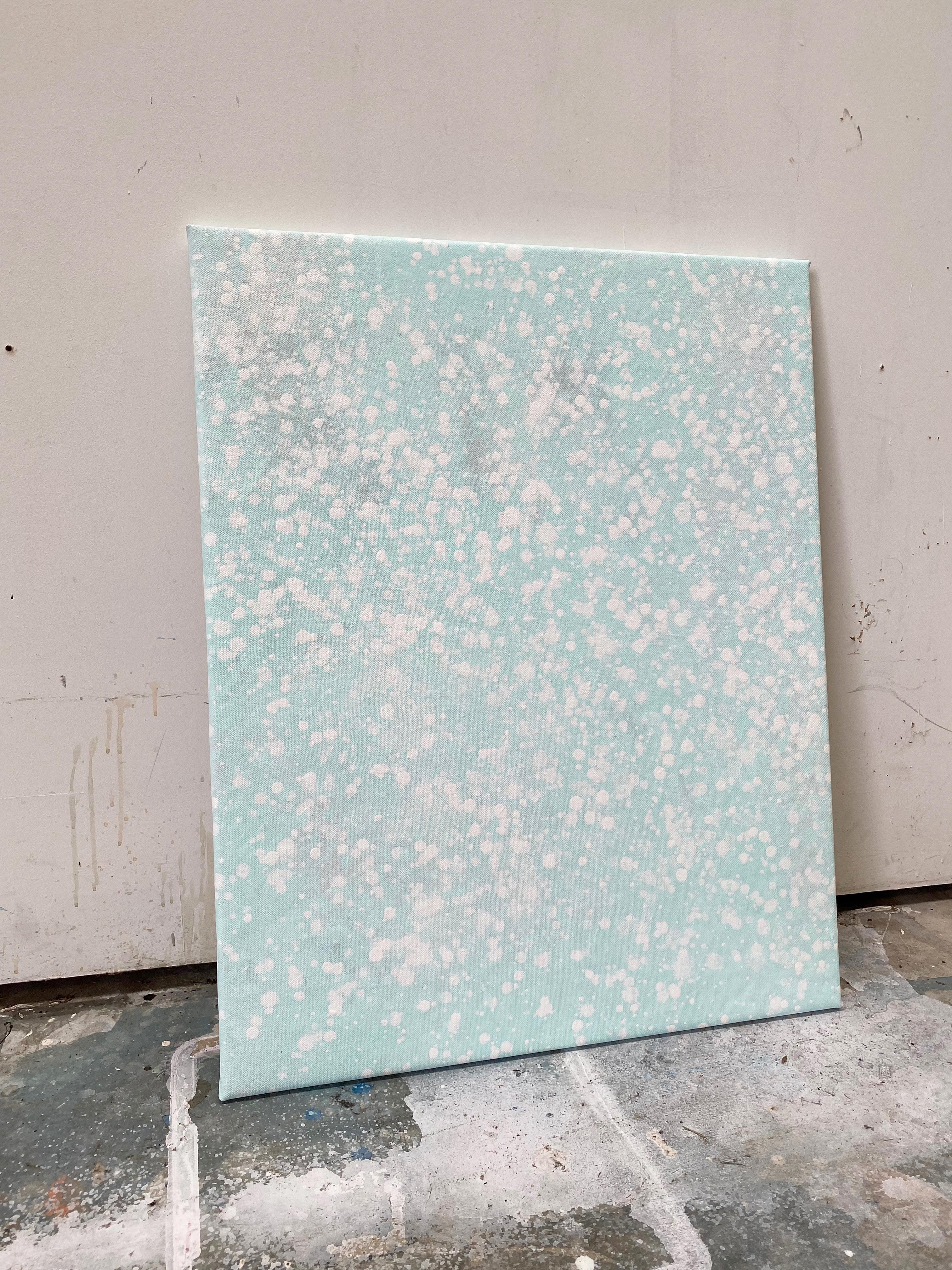 Its snowing pastell mintgrüner Punkt abstraktes expressionistisches Gemälde auf Leinen (Grau), Abstract Painting, von Kathleen Rhee