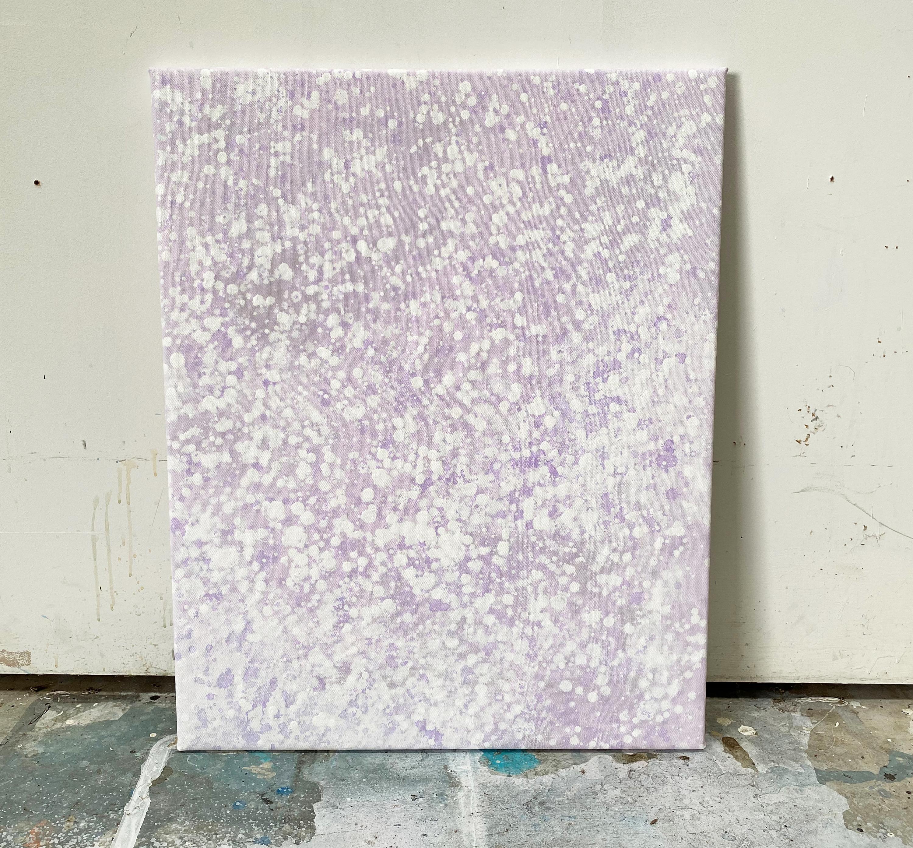 Seine verschneite Pastell lavendelfarbene abstrakte minimale expressionistische moderne Malerei Punkte – Painting von Kathleen Rhee
