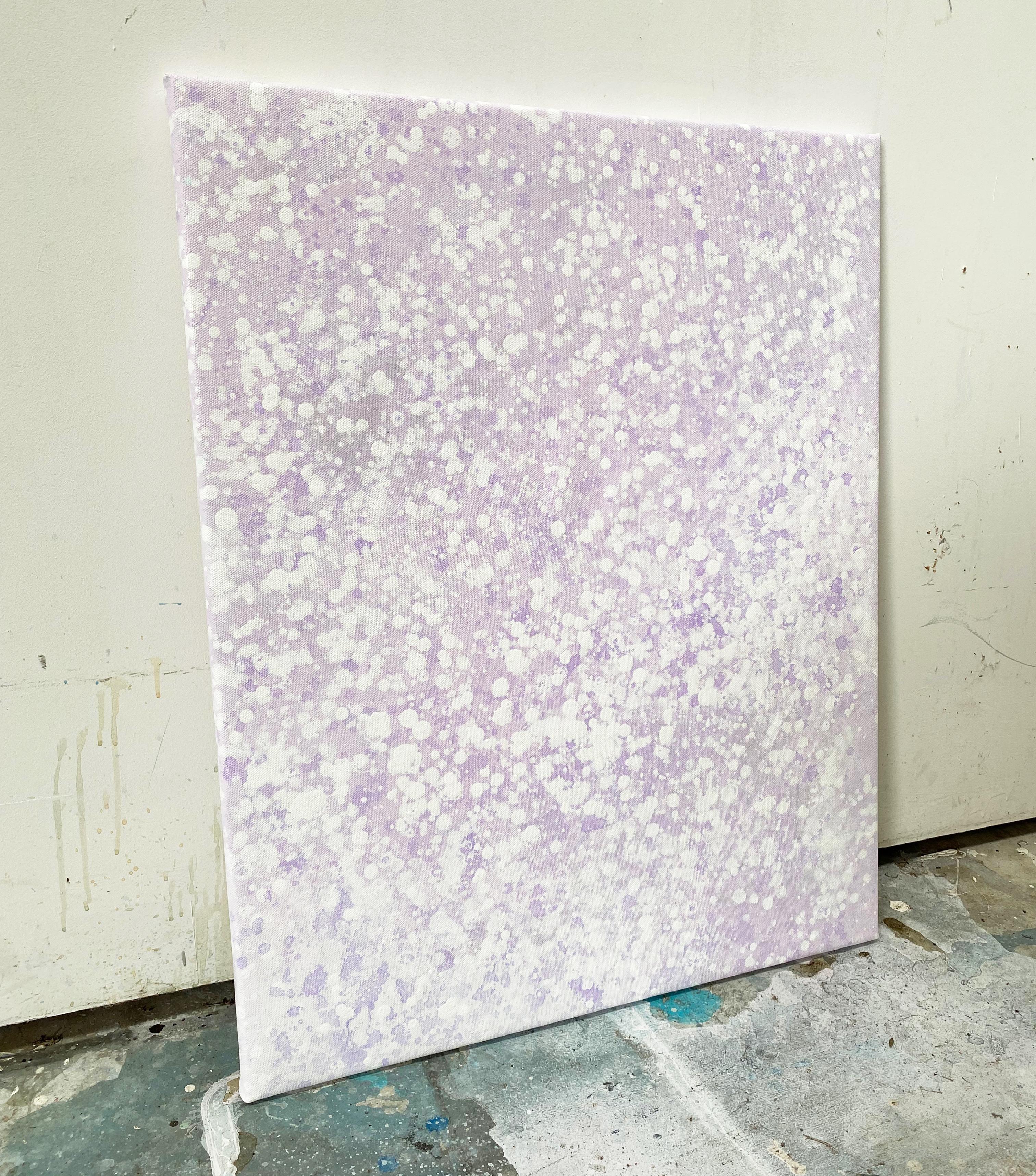 Seine verschneite Pastell lavendelfarbene abstrakte minimale expressionistische moderne Malerei Punkte (Grau), Abstract Painting, von Kathleen Rhee
