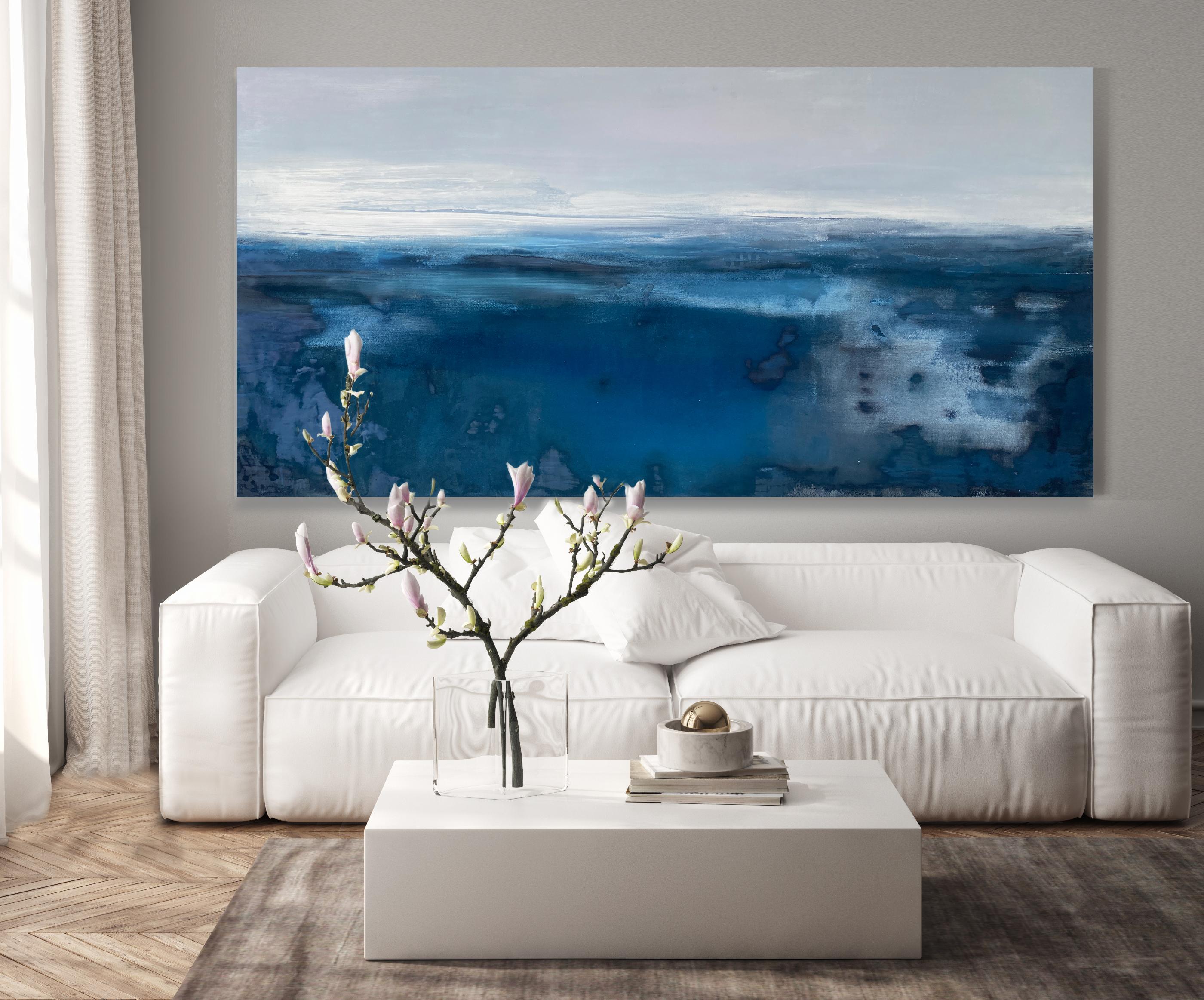 Grand océan impressionniste semi-abstraite gris eau ciel bleu blanc  - Painting de Kathleen Rhee