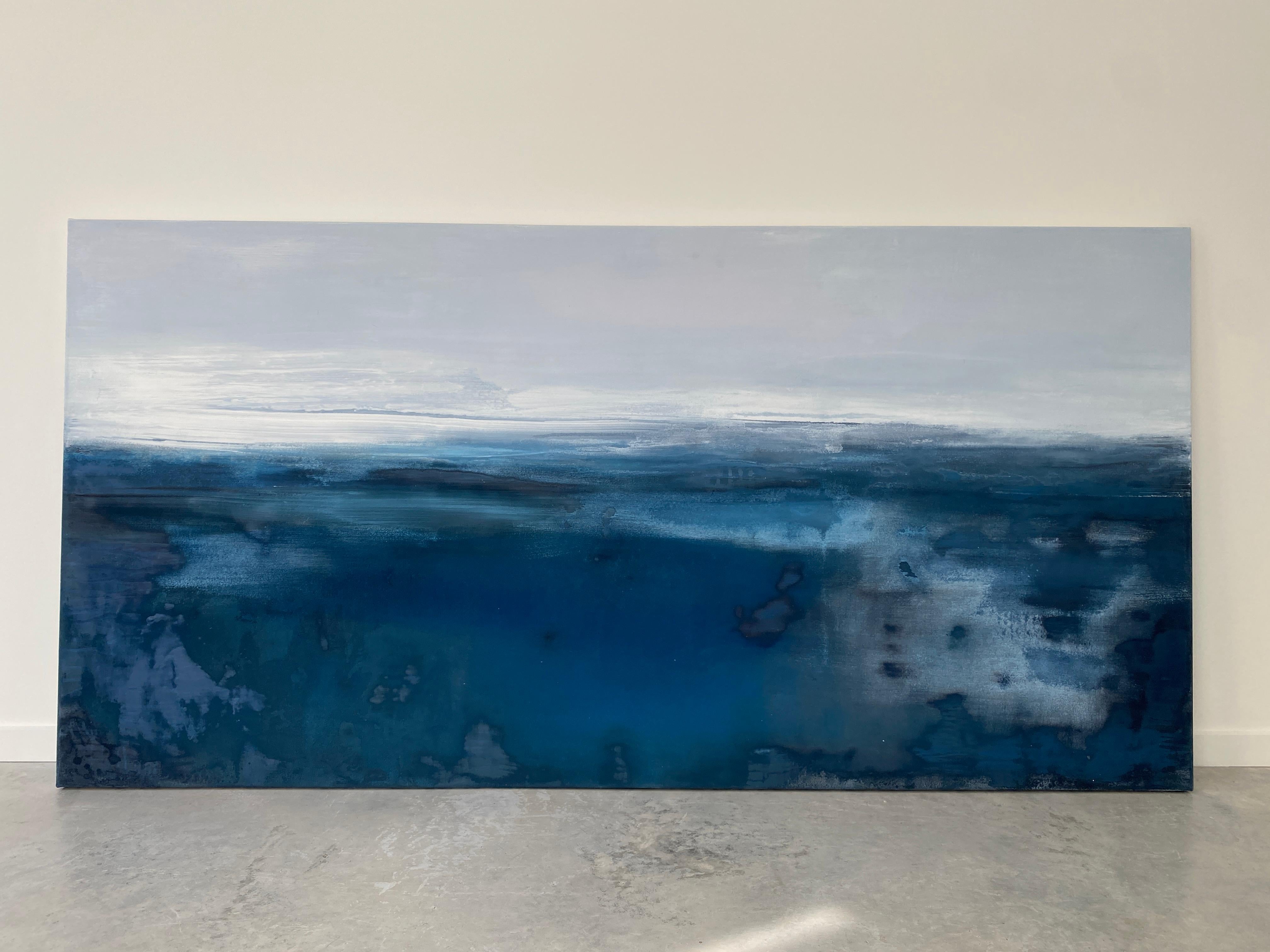 Grand océan impressionniste semi-abstraite gris eau ciel bleu blanc  - Abstrait Painting par Kathleen Rhee