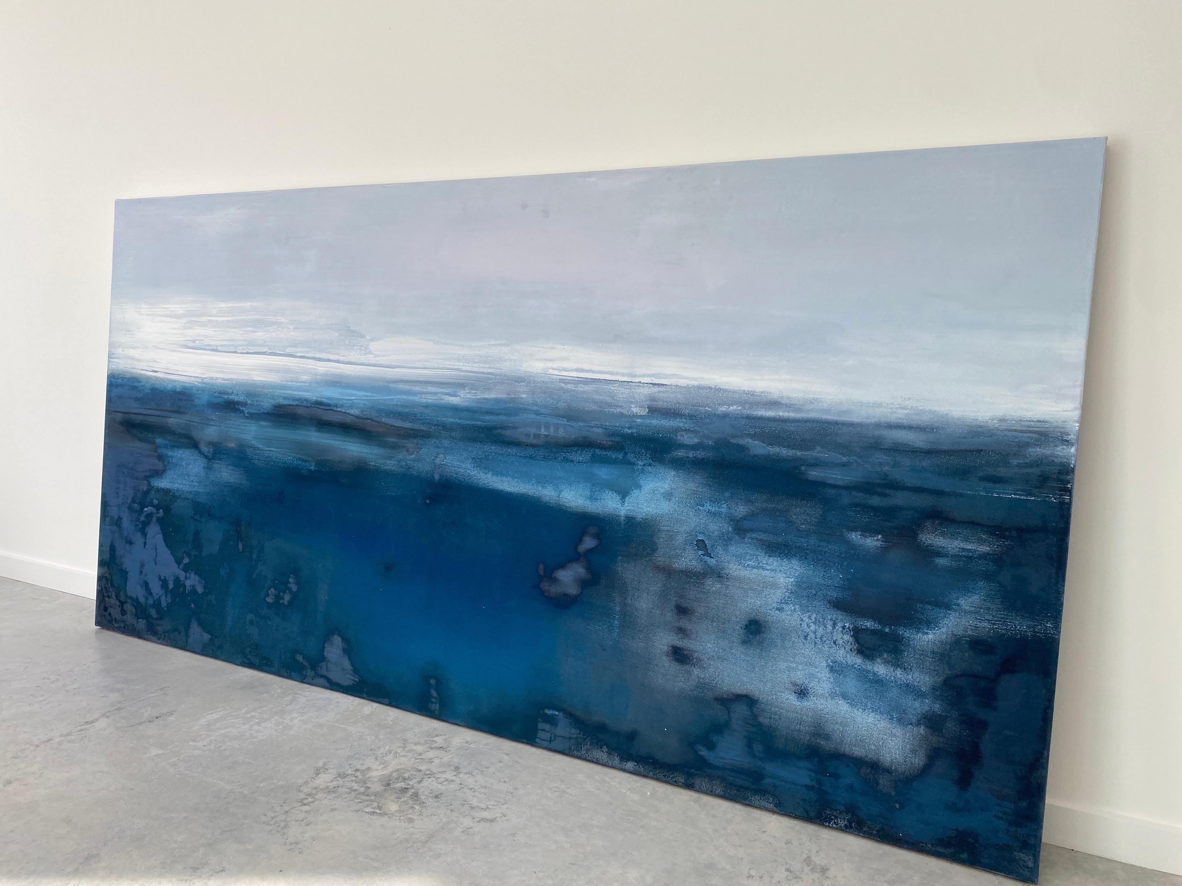 Grand océan impressionniste semi-abstraite gris eau ciel bleu blanc  en vente 1