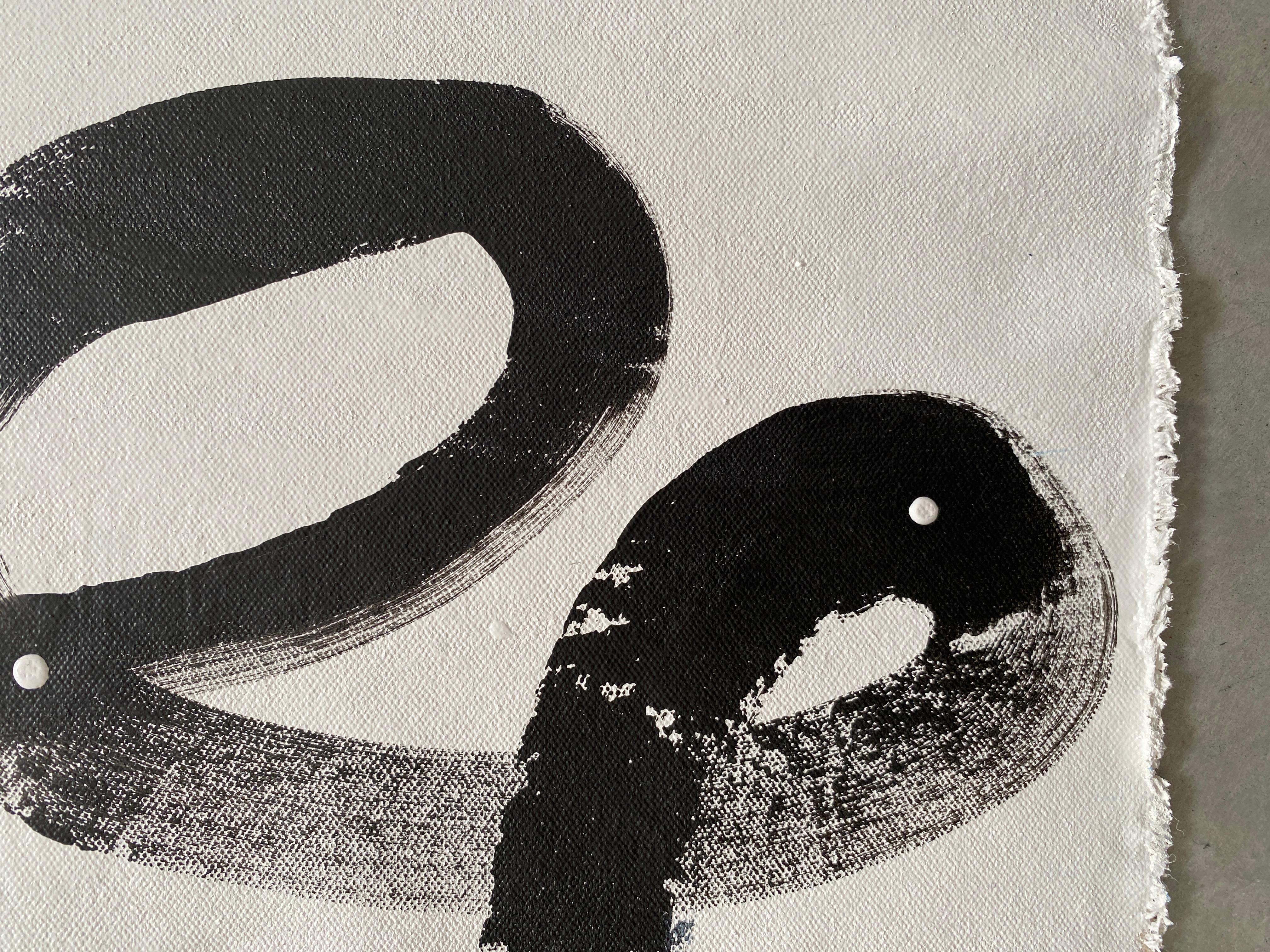 Collection Symbols abstraits minimalistes lignes enroulées noires sur blanc géométrique n°2 - Abstrait Painting par Kathleen Rhee