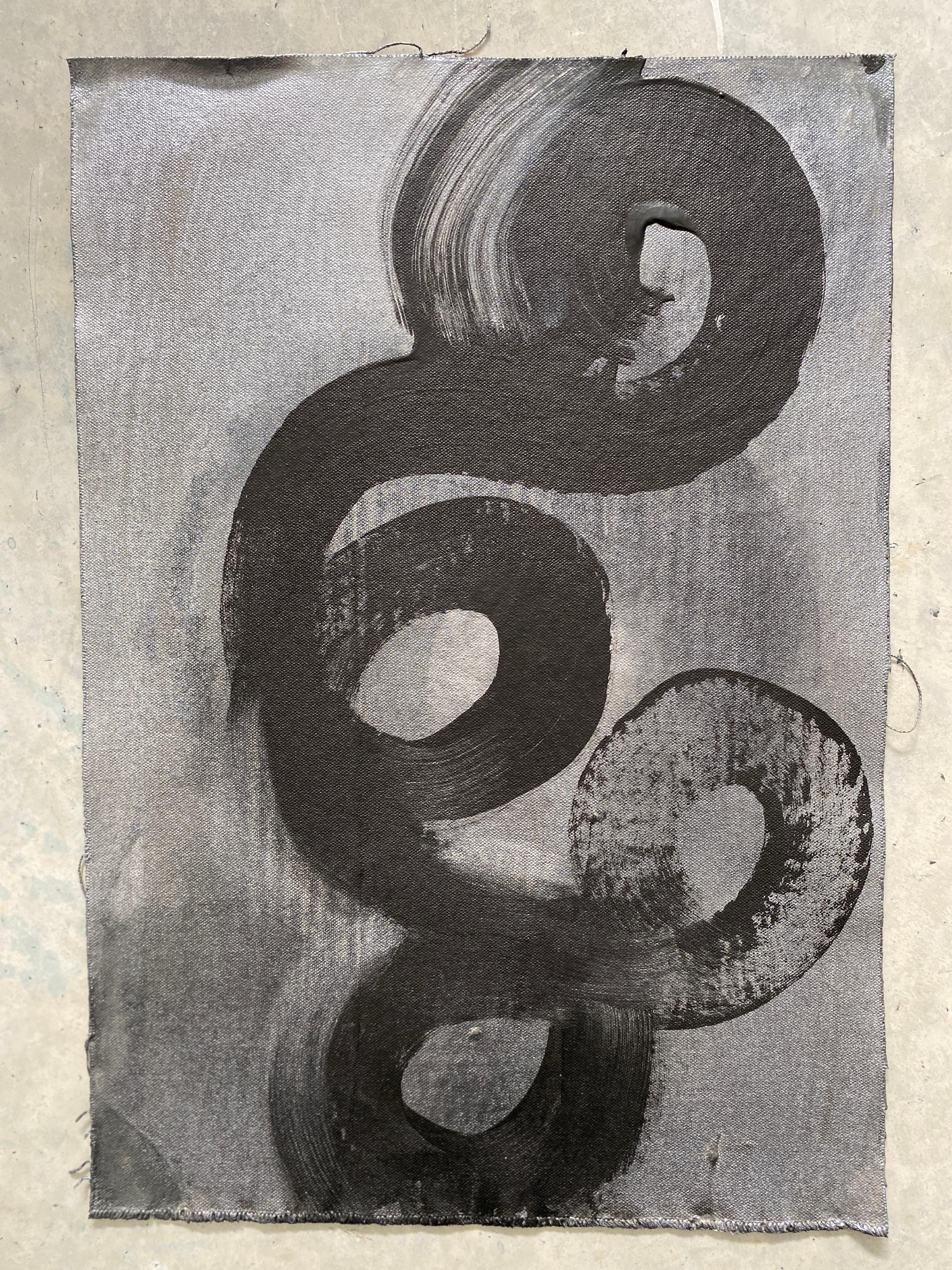 Minimalistische abstrakte Symbole Kollektion Tribal Silber Schwarze Wirbel Kreise Nr. 1 – Painting von Kathleen Rhee