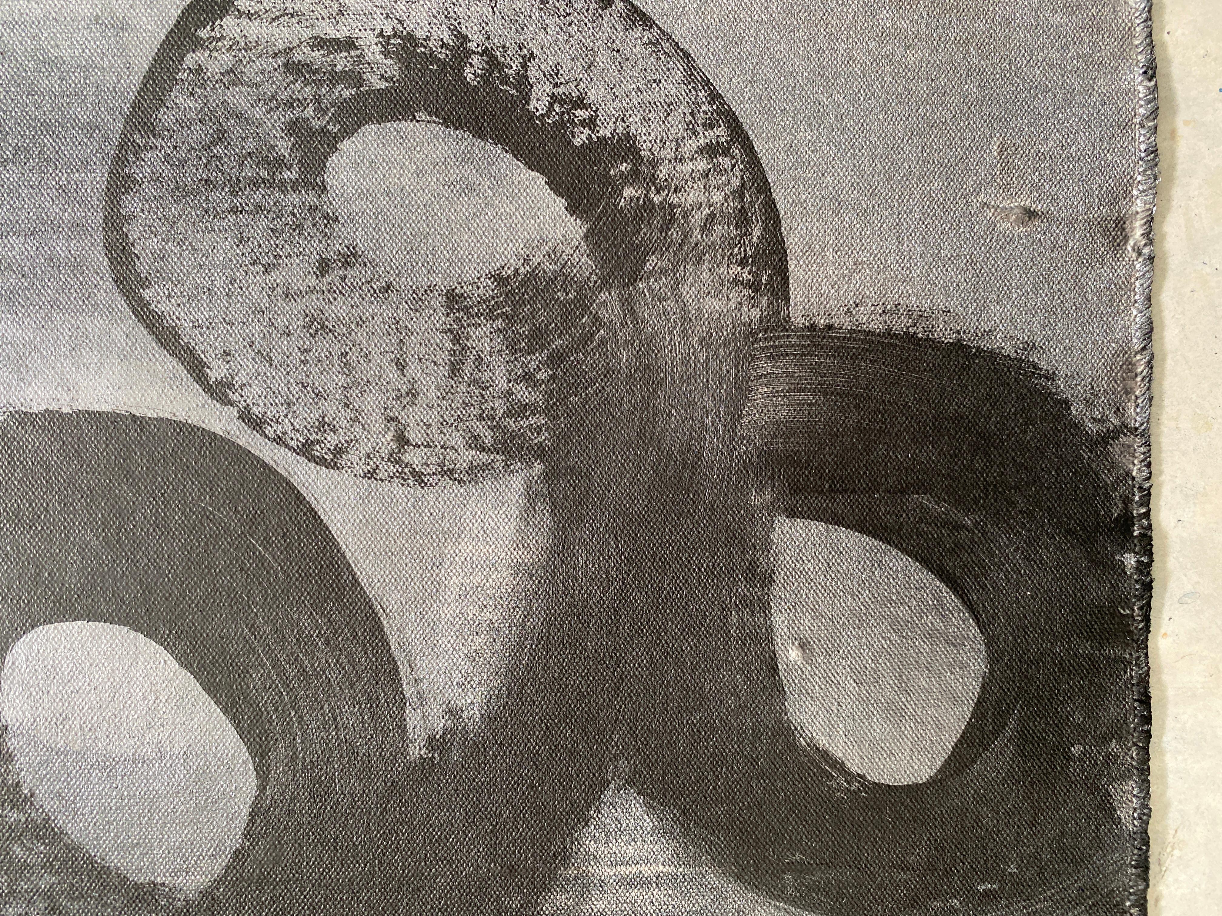 Minimalistische abstrakte Symbole Kollektion Tribal Silber Schwarze Wirbel Kreise Nr. 1 (Abstrakt), Painting, von Kathleen Rhee