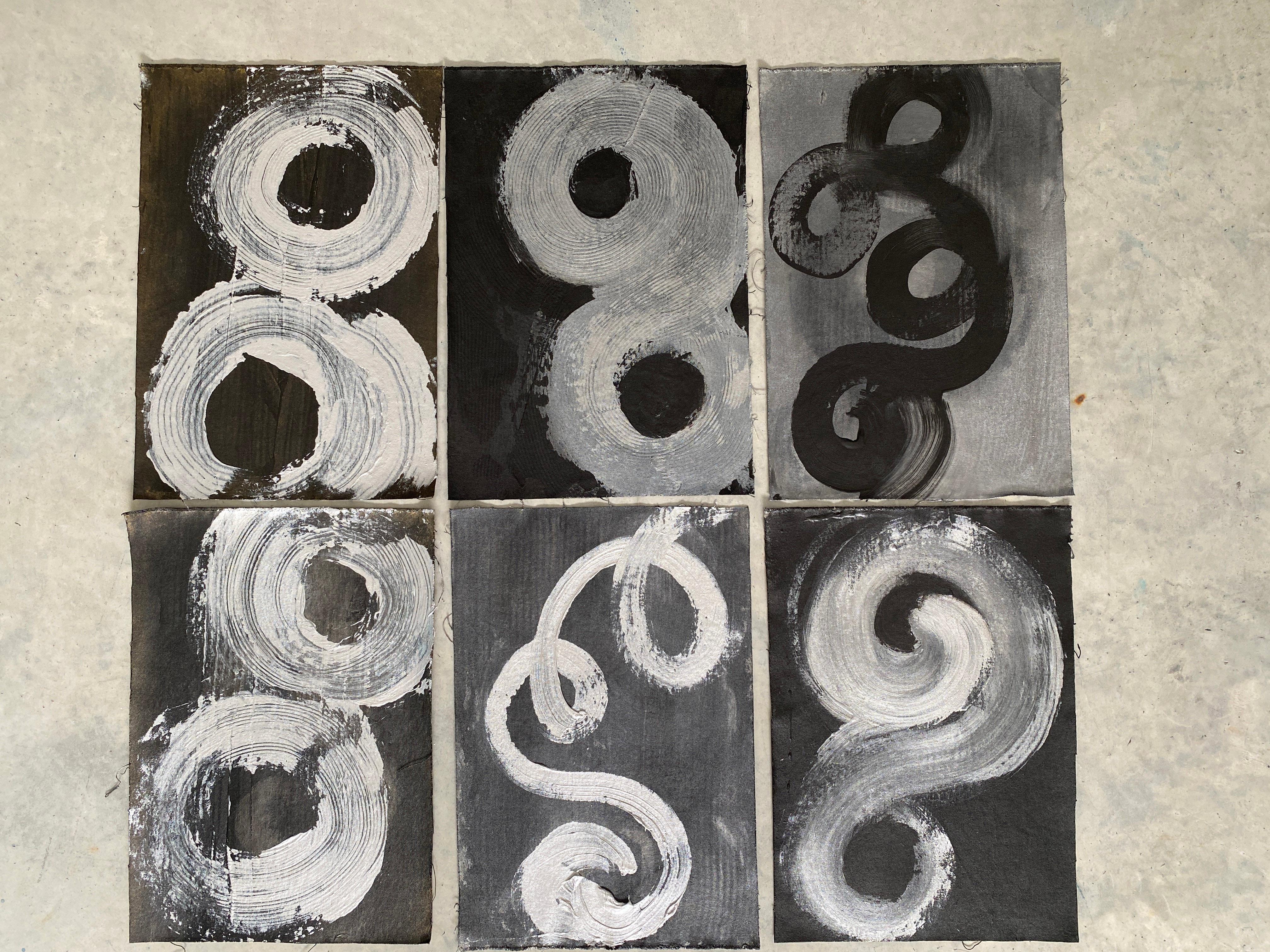 Minimalistische abstrakte Symbole Kollektion Tribal Silber Schwarze Wirbel Kreise Nr. 1 im Angebot 1