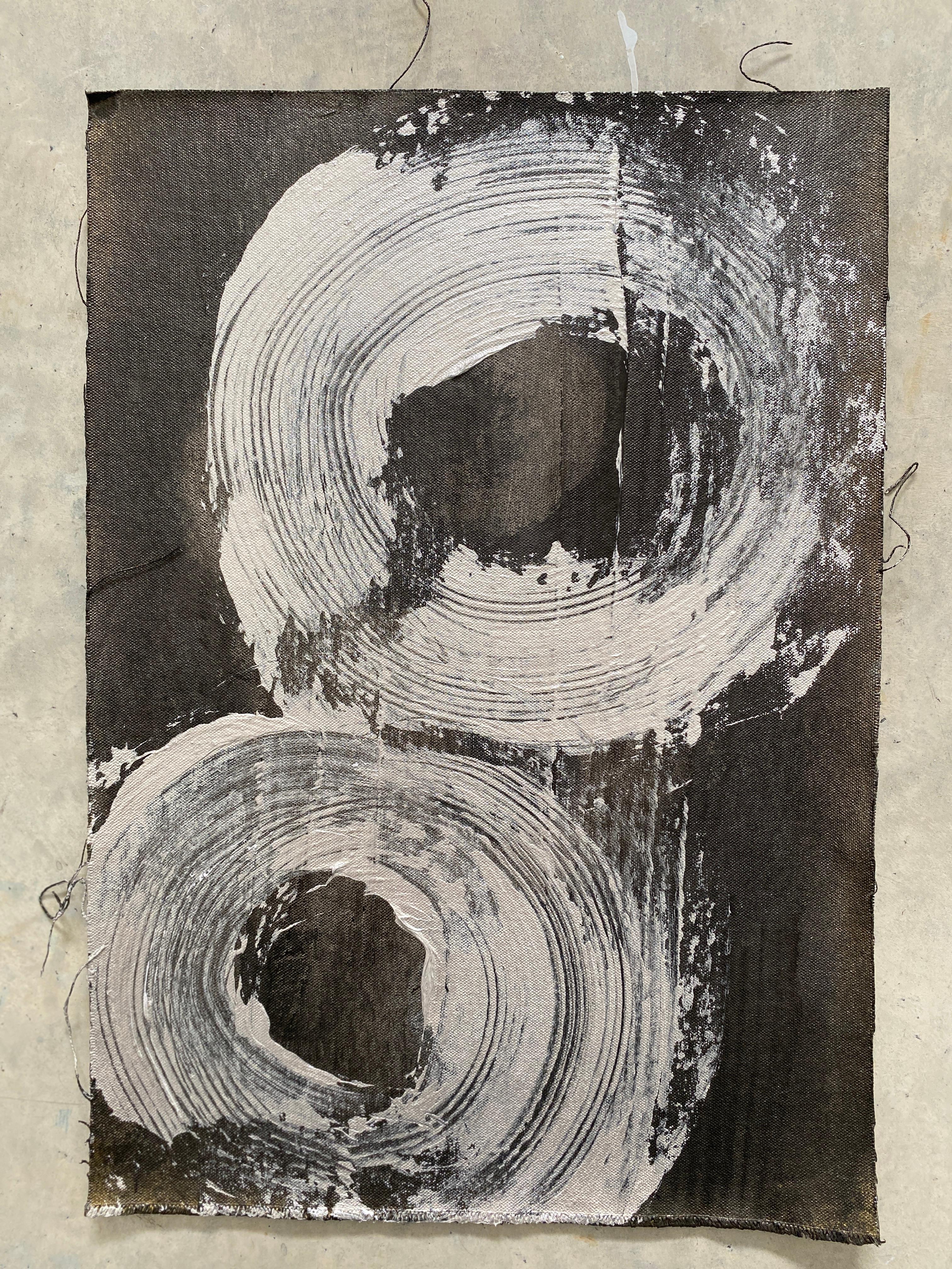 Minimalistische schwarz-weiße abstrakte geometrische silberne schwarze Wirbelkreise Nr. 6 – Art von Kathleen Rhee
